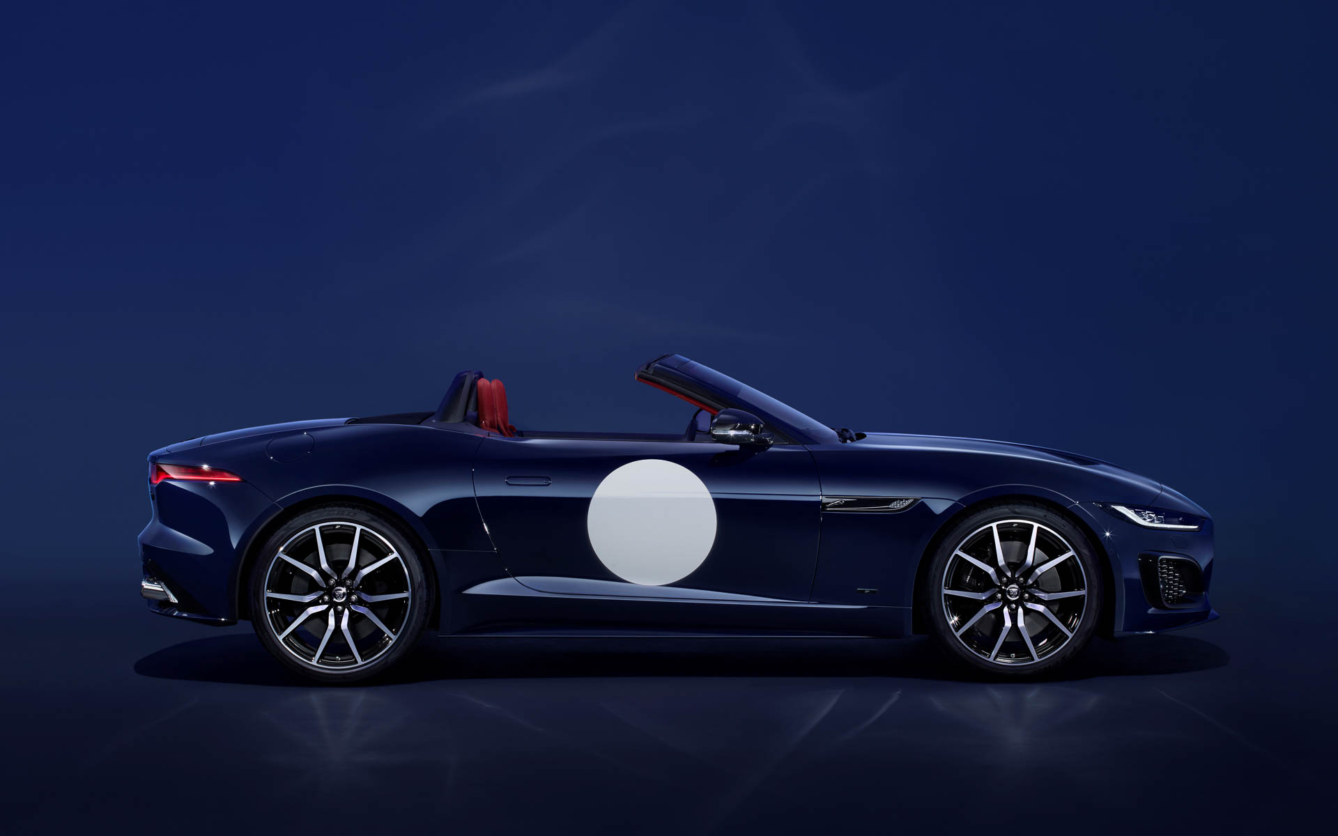 オウルトンブルー・グロスペイントに、マーズレッドとエボニーのデュオトーン・レザーインテリアの組み合わせ