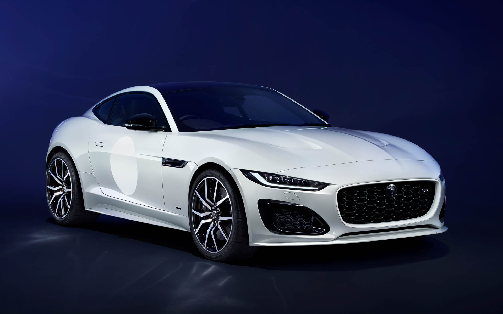 クリスタルグレイ・グロスペイントに、ネイビーブルーとエボニーのデュオトーン・レザーインテリアの組み合わせ