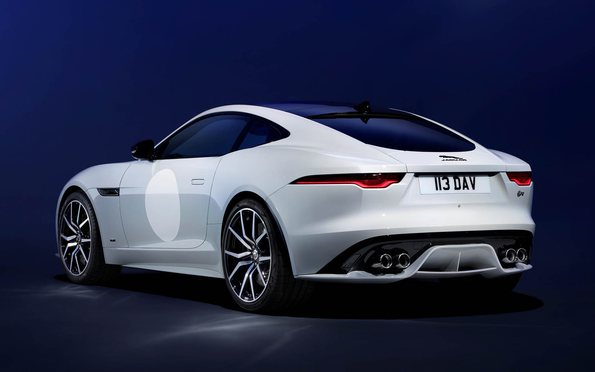 クリスタルグレイ・グロスペイントに、ネイビーブルーとエボニーのデュオトーン・レザーインテリアの組み合わせ