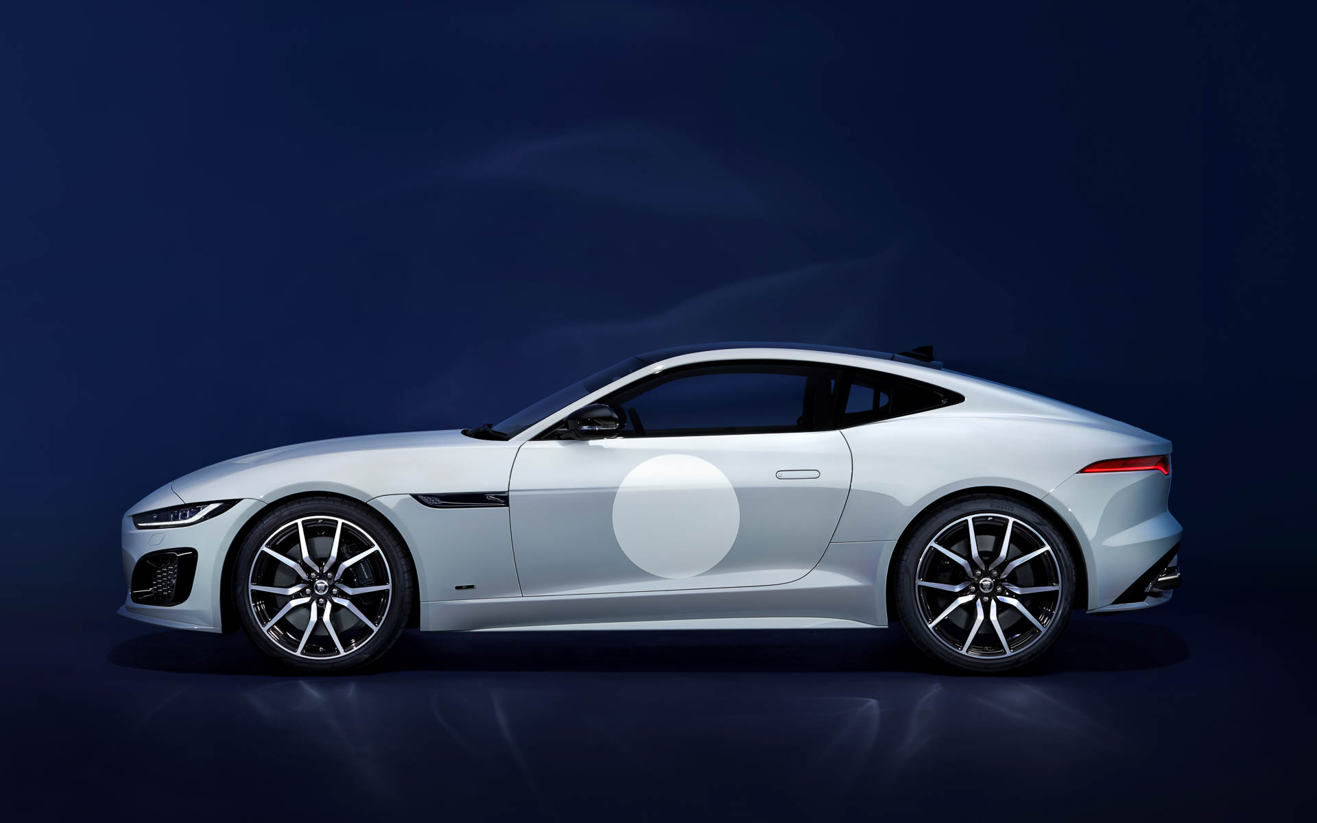 クリスタルグレイ・グロスペイントに、ネイビーブルーとエボニーのデュオトーン・レザーインテリアの組み合わせ