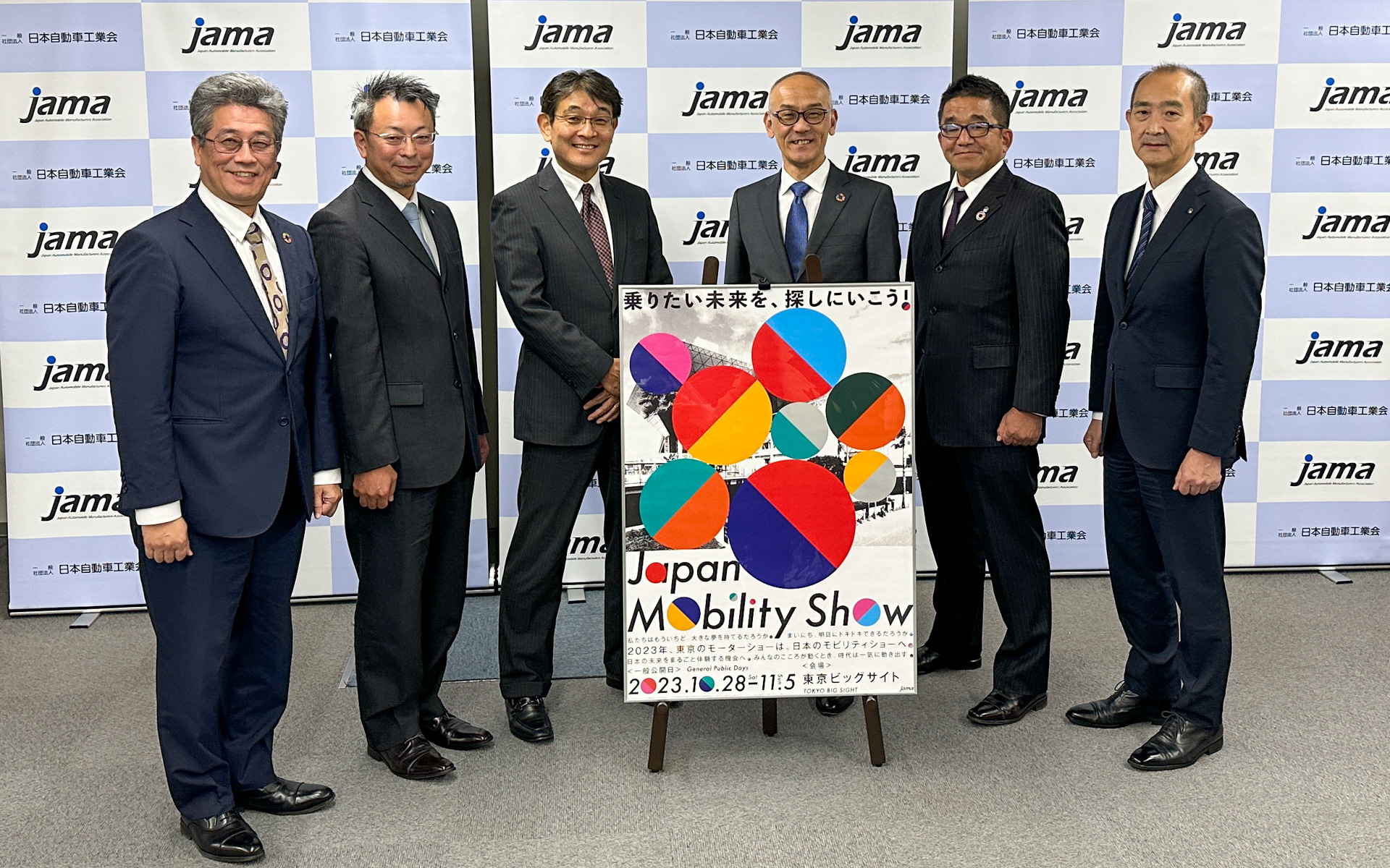 左から、日本自動車工業会 常務理事の江坂行弘氏、同 二輪車委員会 委員の田中強氏(スズキ株式会社 二輪事業本部長)、同 二輪車委員会 委員の安部典明氏(本田技研工業株式会社 執行役常務 二輪・パワープロダクツ事業本部長)、同 副会長兼二輪車委員会 委員長の日髙祥博氏(ヤマハ発動機株式会社 代表取締役社長 社長執行役員)、同 二輪車委員会 委員の甲斐誠一氏 (カワサキモータース株式会社 執行役員 MCディビジョン長)、同 二輪車委員会 委員の大谷到氏(ヤマハ発動機株式会社 上席執行役員 ランドモビリティ事業本部長 兼 ランドモビリティ事業本部MC事業部長)