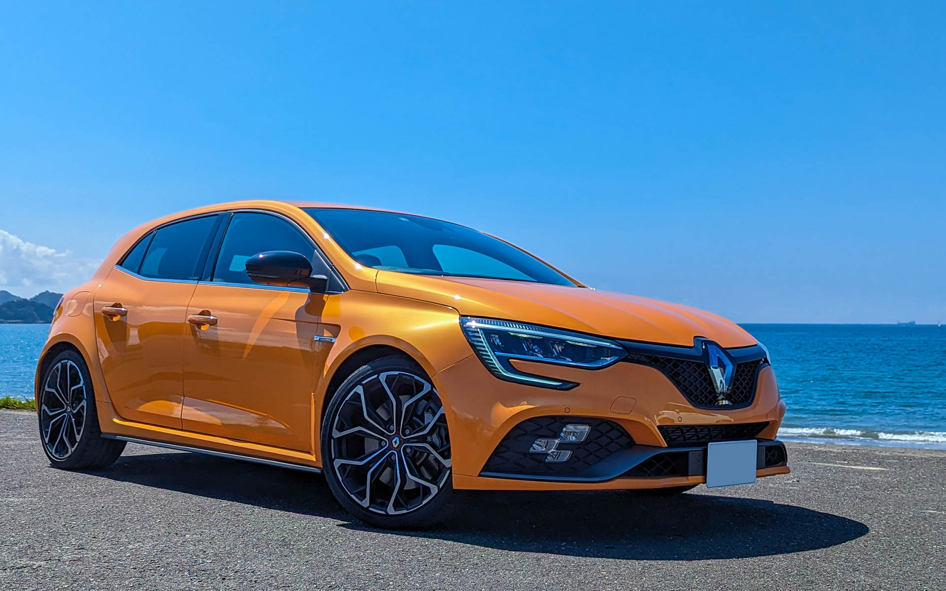 夏の終わりのドライブ。青空＆青い海をバックにすると、オレンジがきれいに引き立ちますね