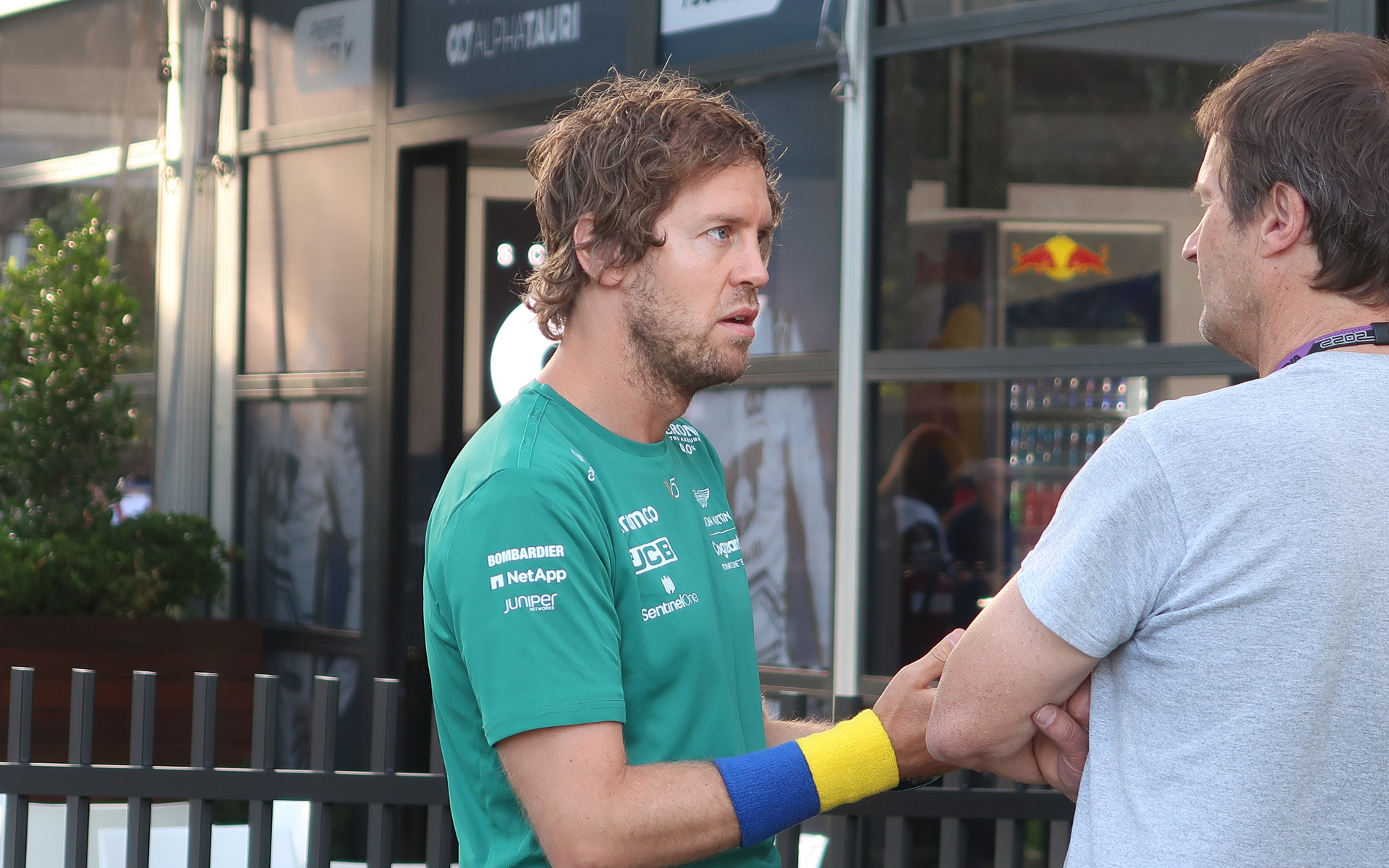 ベッテル選手と立ち話するシュミット氏