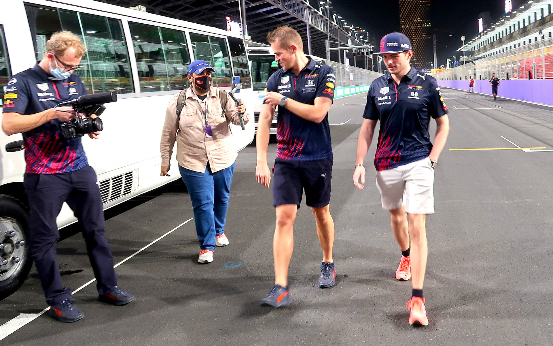 2021年のサウジアラビアGPの木曜日、コース下見から帰ってくるフェルスタッペン選手。案の定、気軽には近づけない雰囲気が漂っていた……