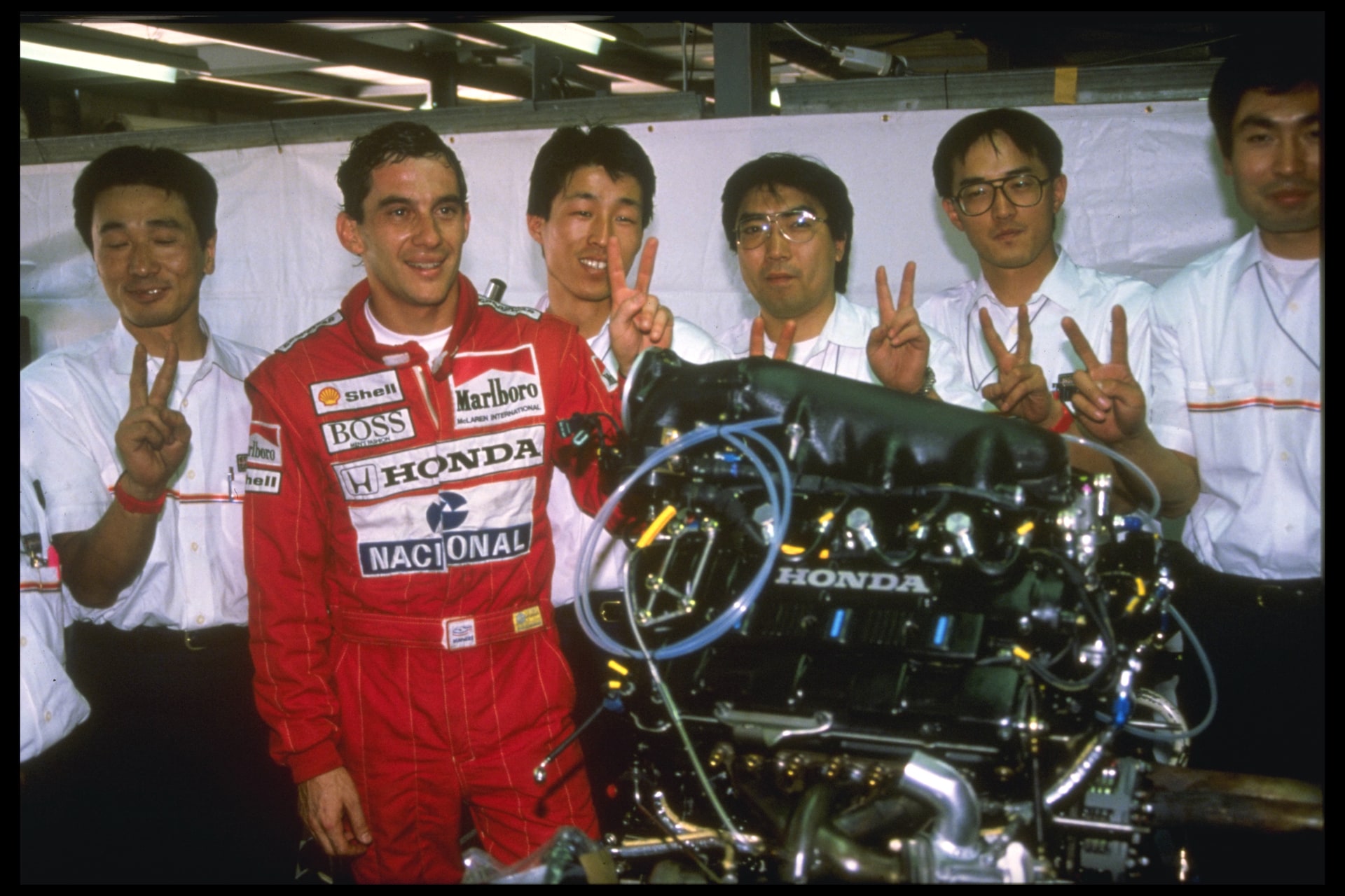 1988年のアイルトン・セナ選手とホンダのチーム員たちの記念撮影。写真：MWCT（Marlboro World Championship Team）