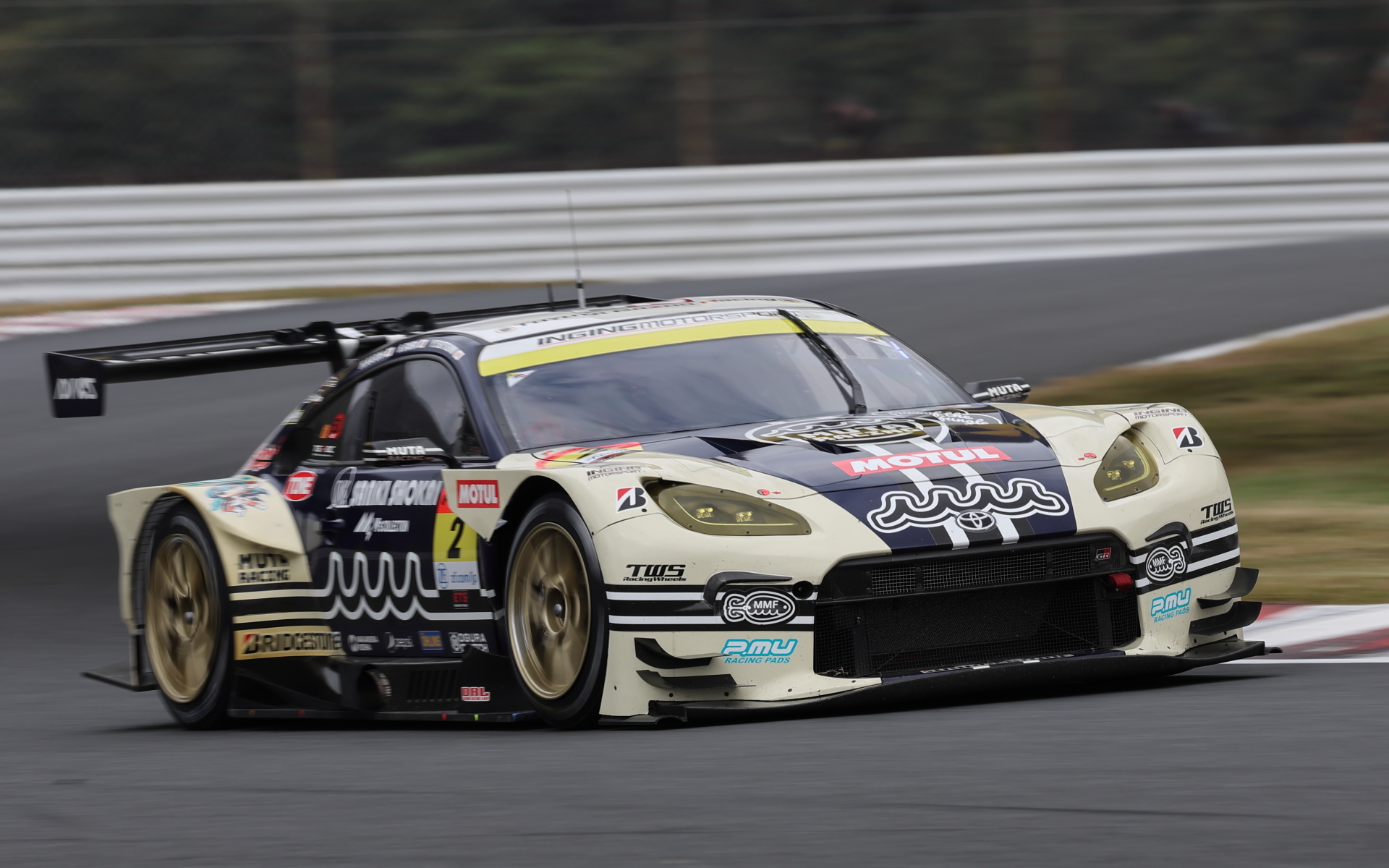 ポールポジションを獲得した2号車 muta Racing GR86 GT（堤優威/平良響/加藤寛規）