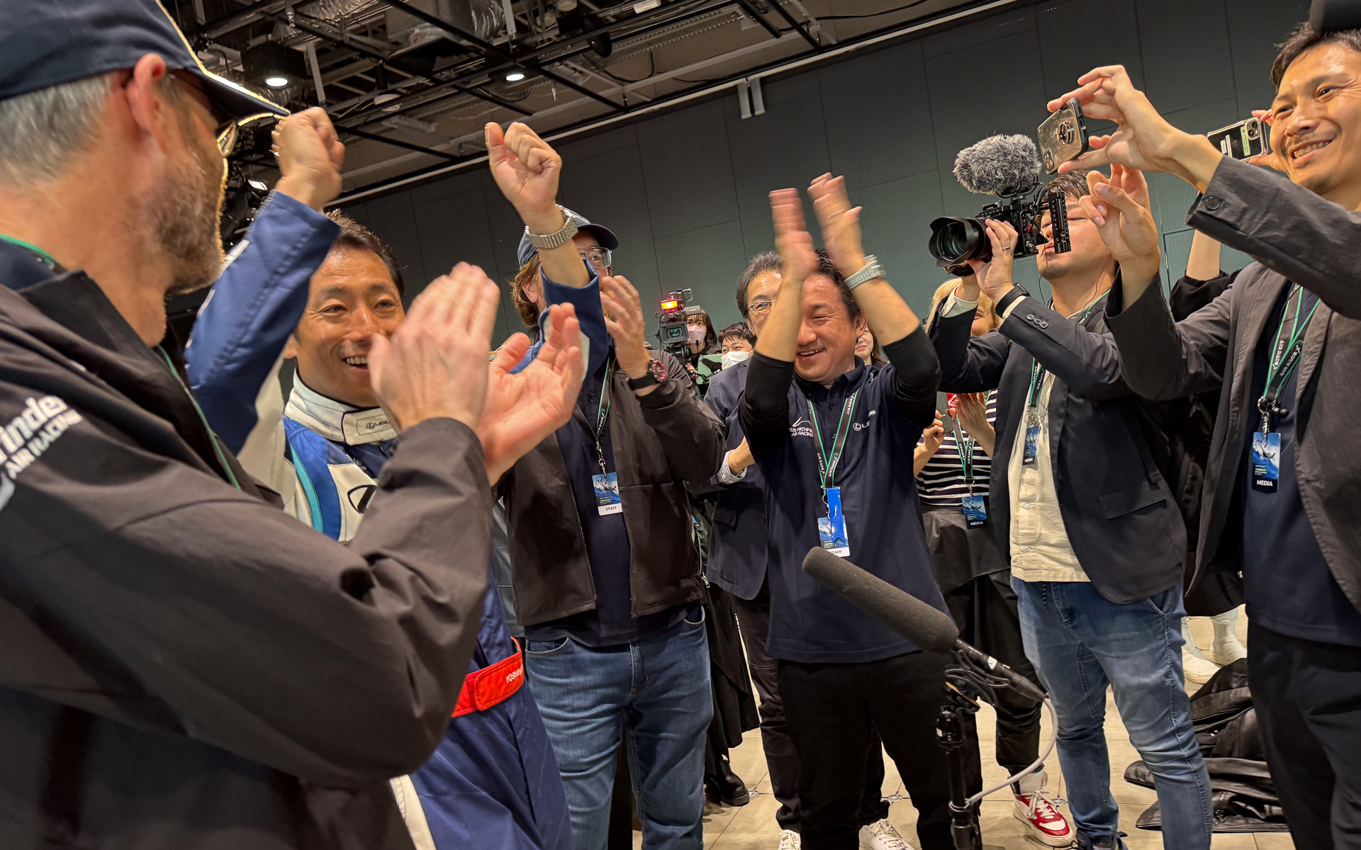 優勝の瞬間。LEXUS PATHFINDER AIR RACINGのスタッフから祝福を受ける