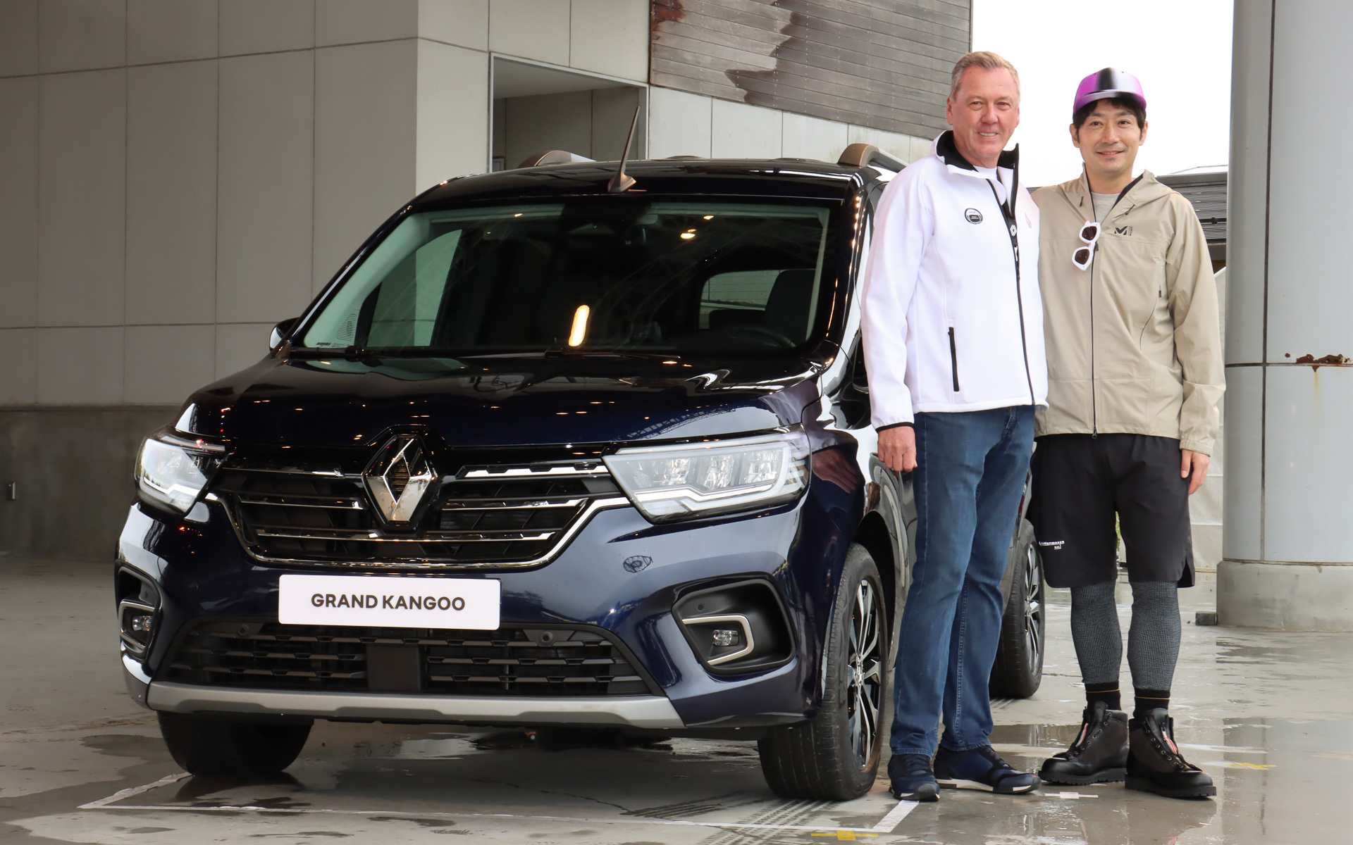 「ルノー カングー ジャンボリー 2023」でサプライズ公開された「グラン カングー」と仏ルノー LCV部門 上席副社長 ハインツ・ユルゲン・レーヴ氏（左）、ルノー・ジャポン株式会社 代表取締役社長 小川隼平氏（右）