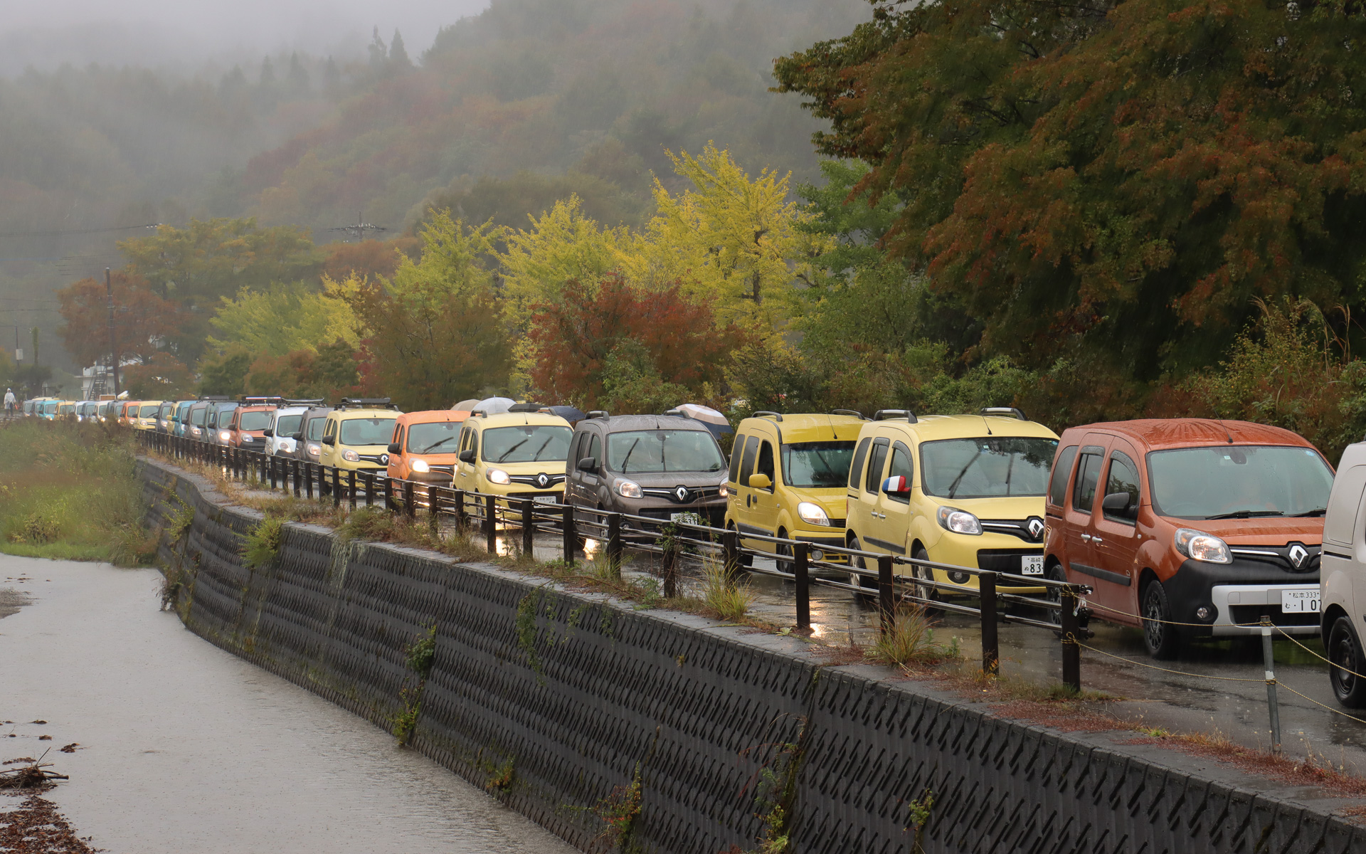 カングー専用の駐車スペースに続く“カングー渋滞”はイベントの風物詩