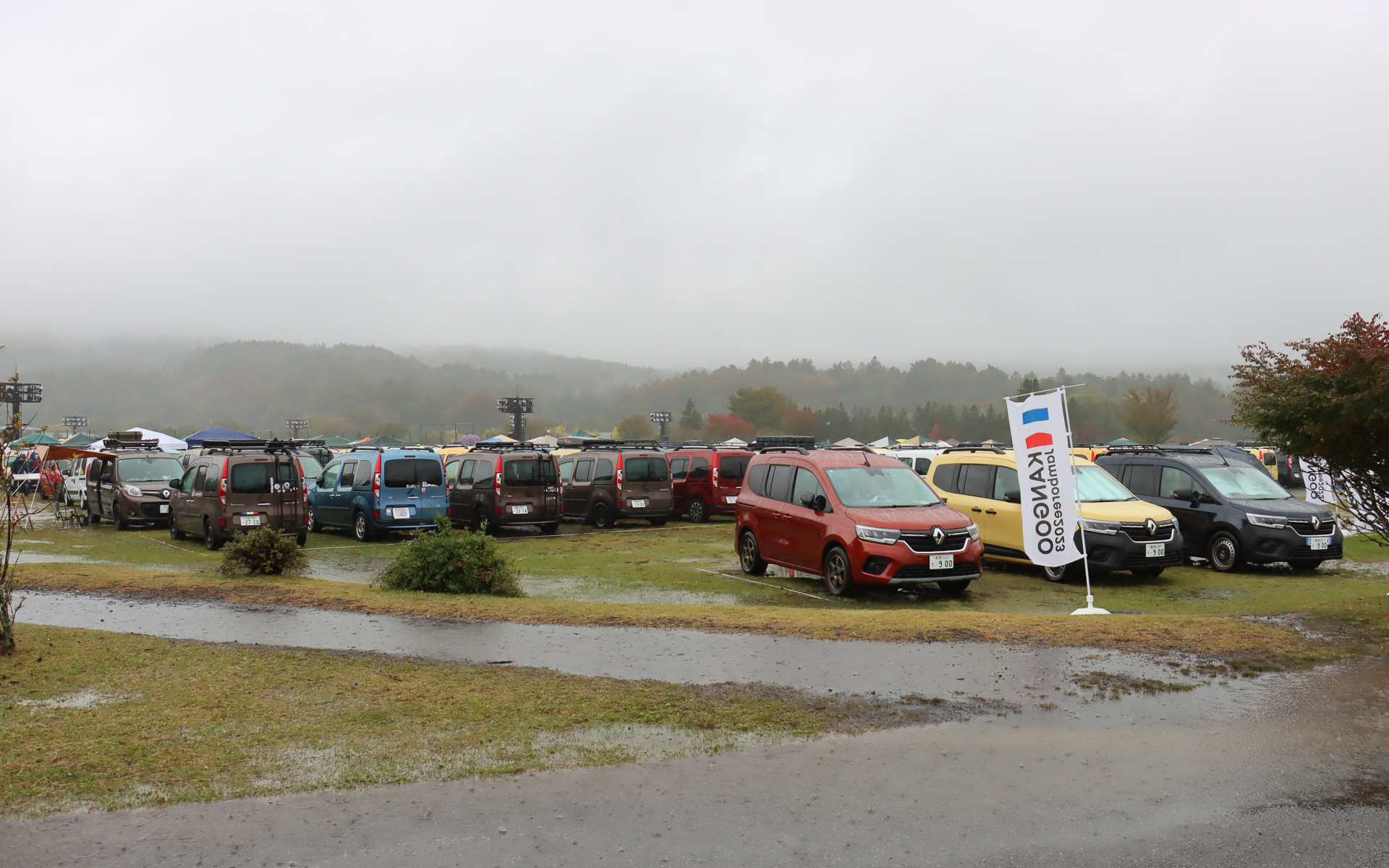 新旧さまざまなカングーが計1350台来場。駐車場ではオーナー同士の情報交換などの交流も盛んに行なわれていた