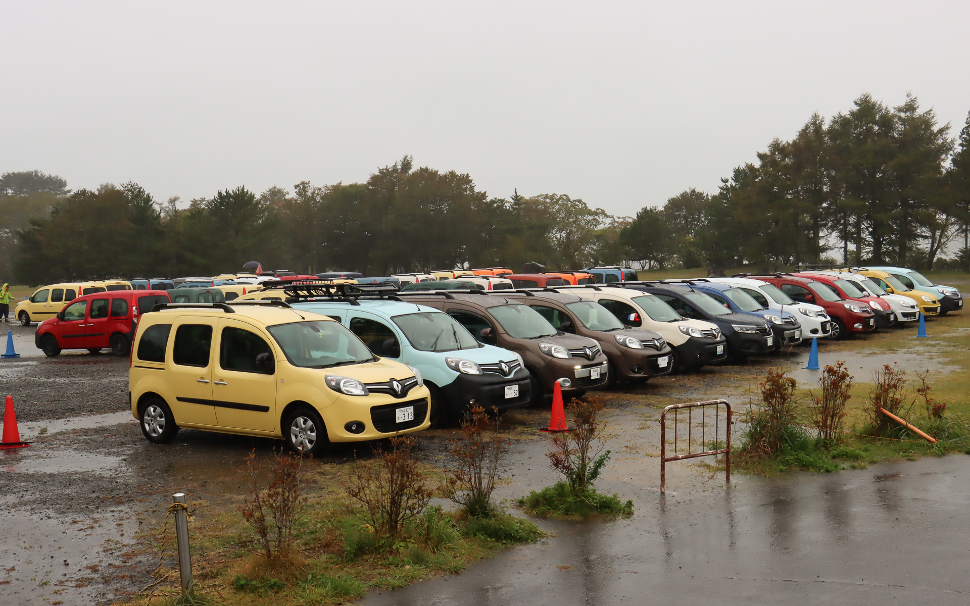 新旧さまざまなカングーが計1350台来場。駐車場ではオーナー同士の情報交換などの交流も盛んに行なわれていた