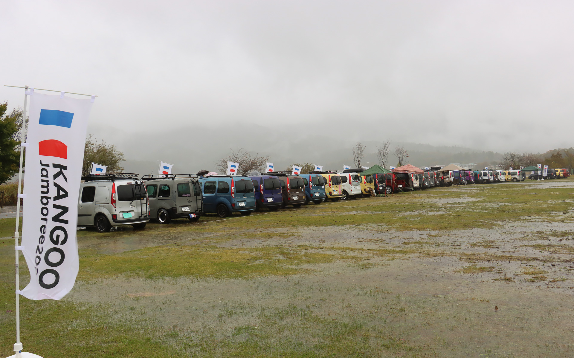 新旧さまざまなカングーが計1350台来場。駐車場ではオーナー同士の情報交換などの交流も盛んに行なわれていた