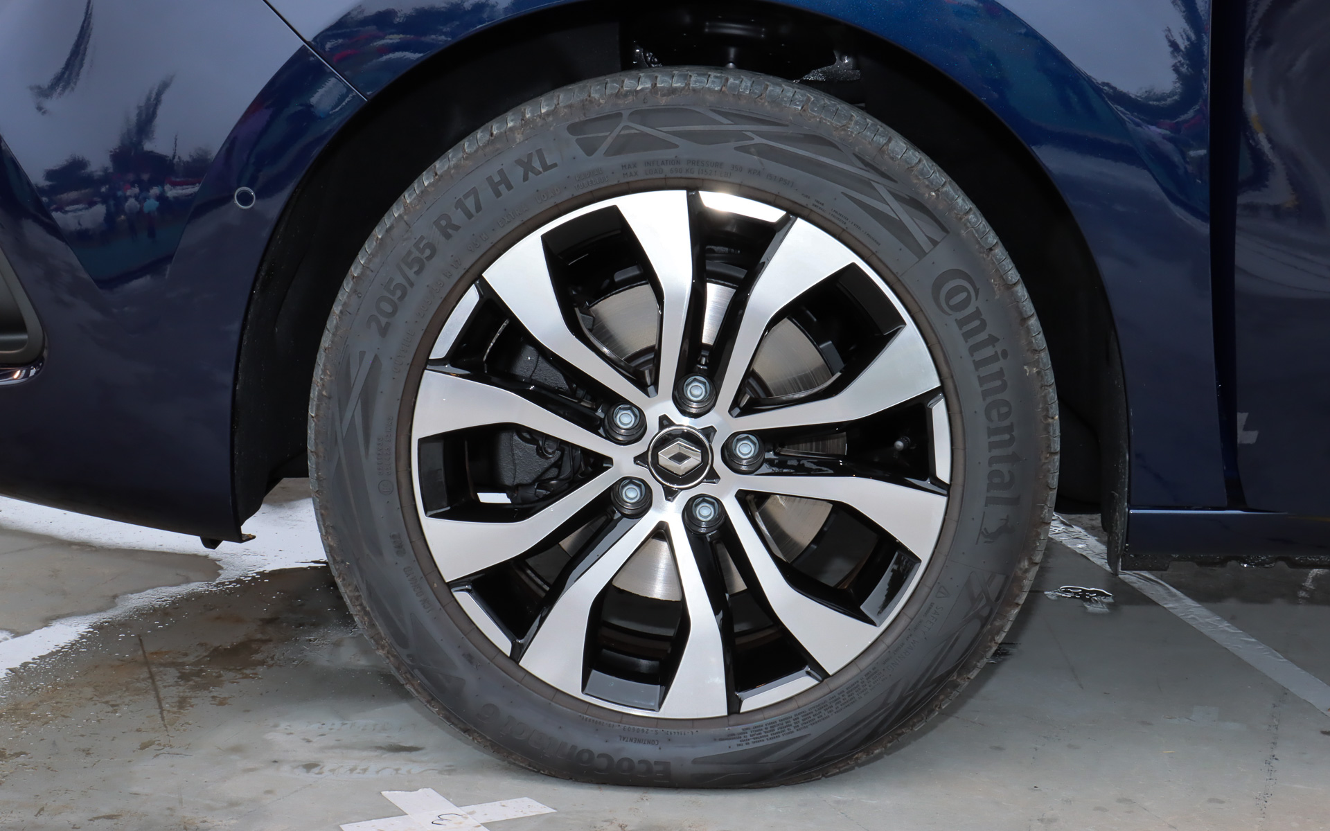 タイヤサイズは205/55R17