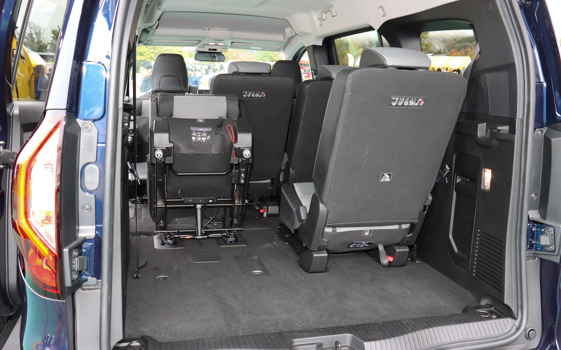 シートは7席すべてが独立したタイプとなり、2列目シートと3列目シートは個別にスライドやタンブル、脱着が可能となっている