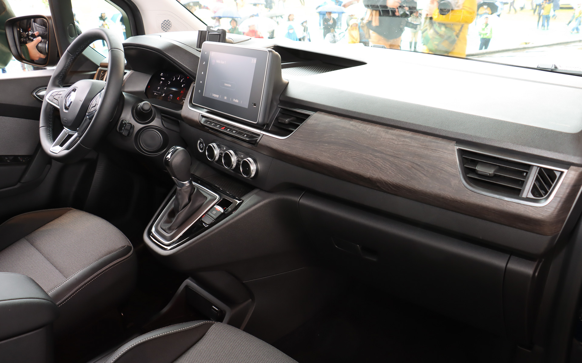 レザーステアリングやウッドパネルを備えてシックな雰囲気を演出している