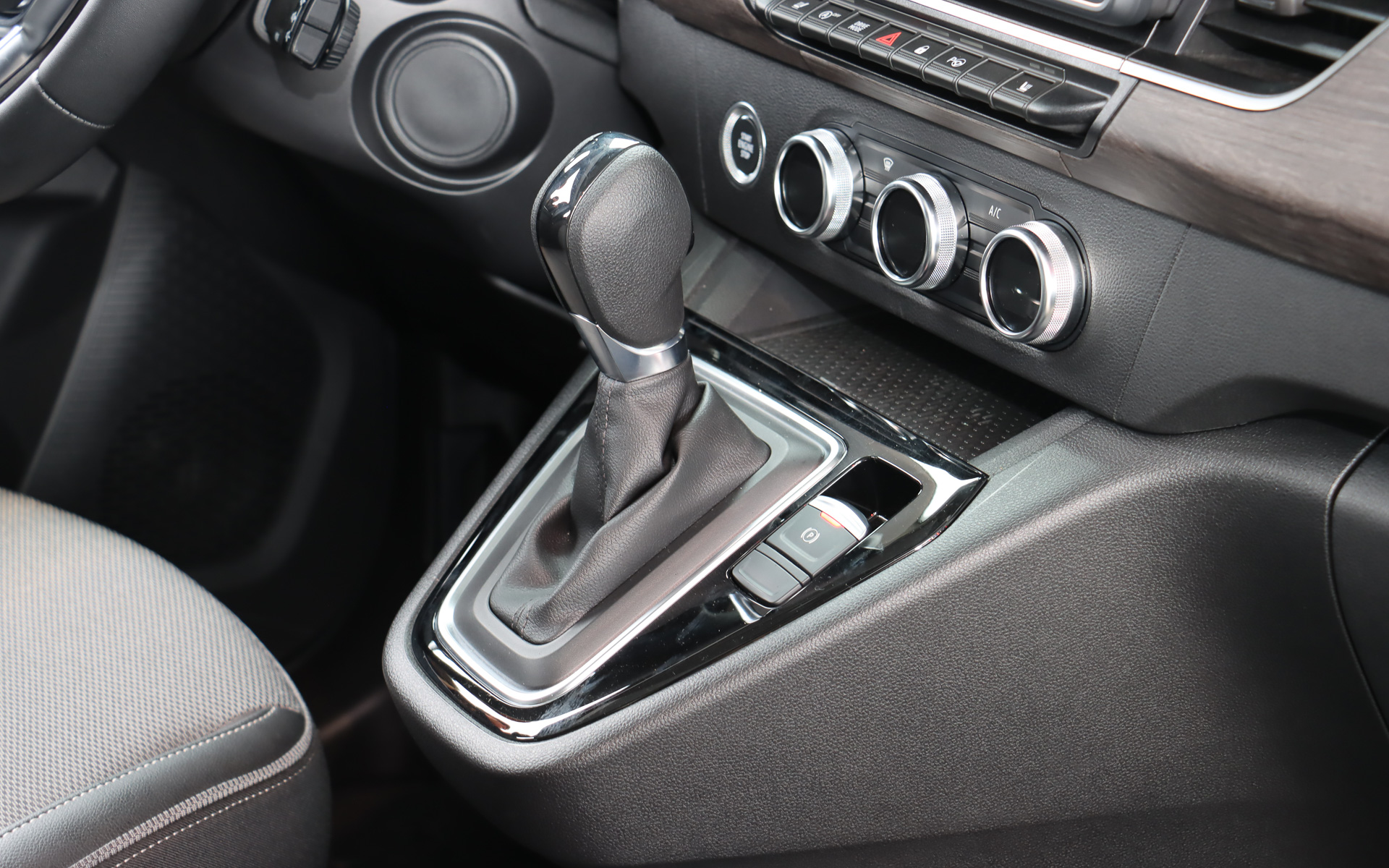 レザーステアリングやウッドパネルを備えてシックな雰囲気を演出している