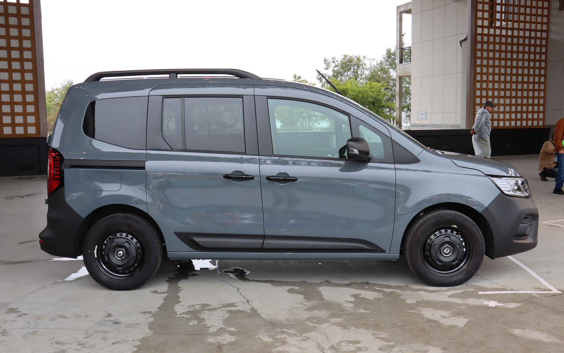 ボディカラーは“プロフェッショナルのための道具”をイメージさせる「グリ アーバン」