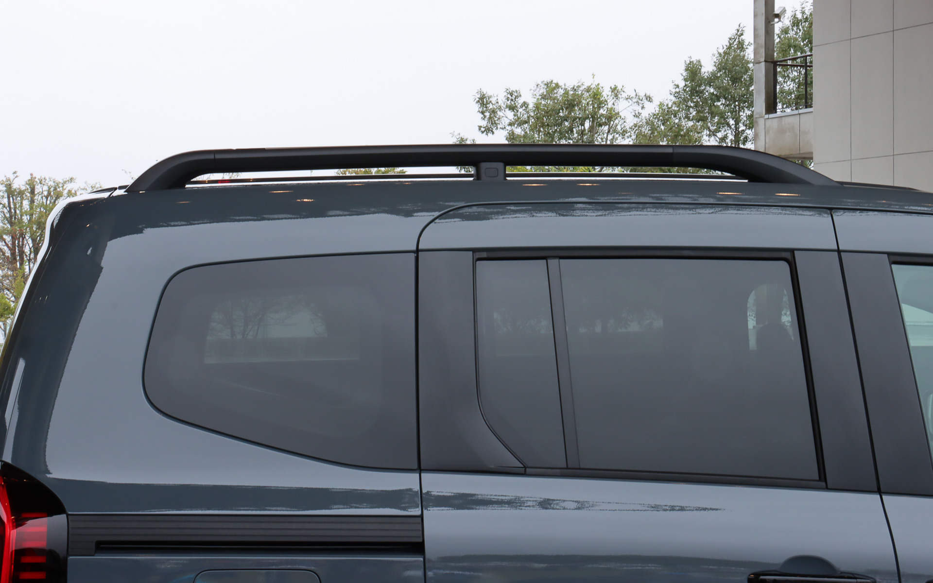 クロスバー機能付きの「マルチルーフレール」を標準装備