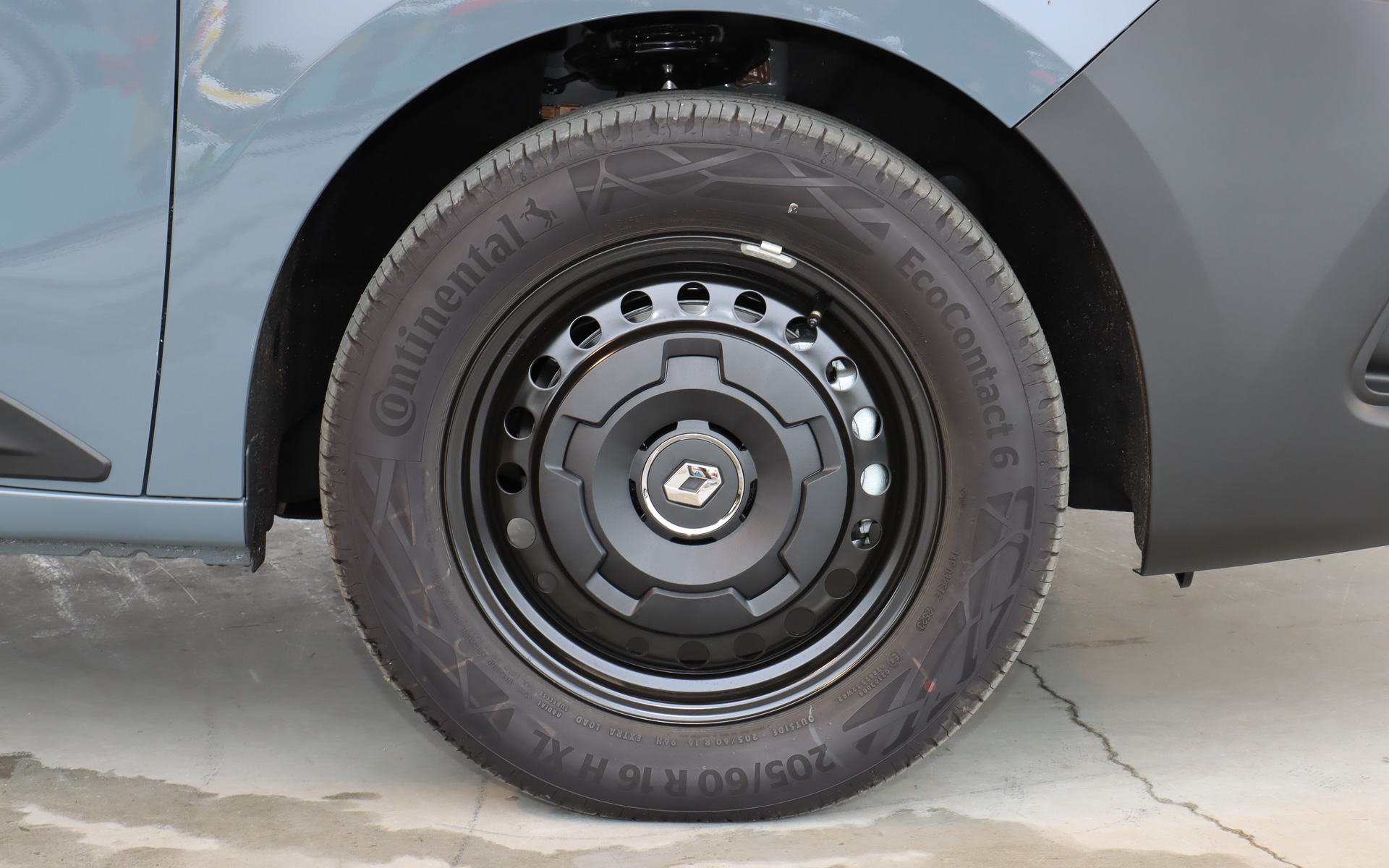 通常はシルバーとなるクリアティフのスチールホイールをブラックに変更。展示車はオプション設定の「センターキャップ」（7040円/個）を装着した状態