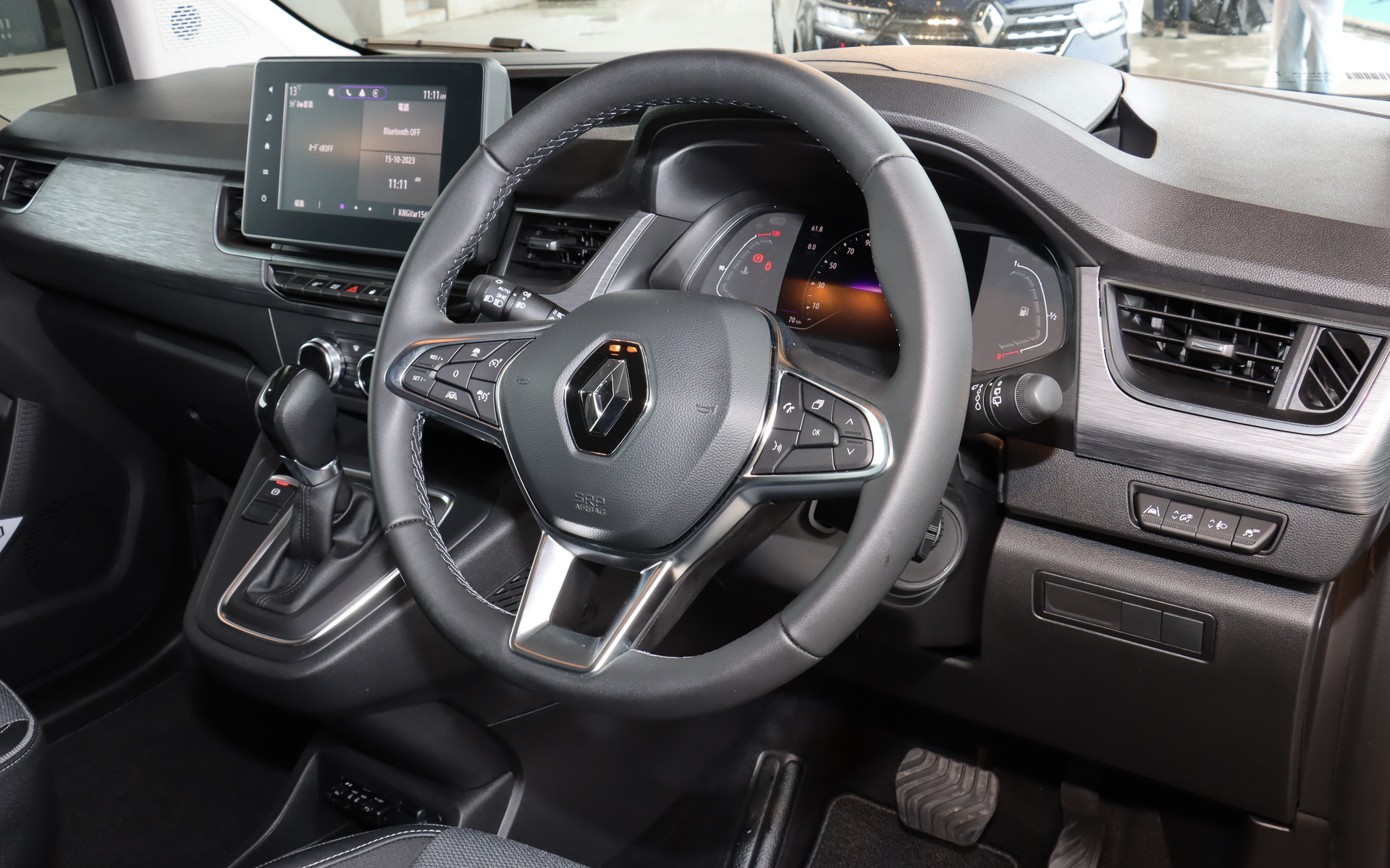 インテリアでは通常はカングーに設定されていない「スマートフォンワイヤレスチャージャー」をセンターコンソール下のトレーに内蔵