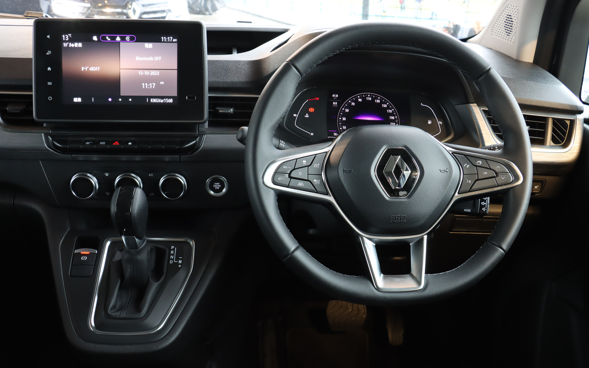 インテリアでは通常はカングーに設定されていない「スマートフォンワイヤレスチャージャー」をセンターコンソール下のトレーに内蔵