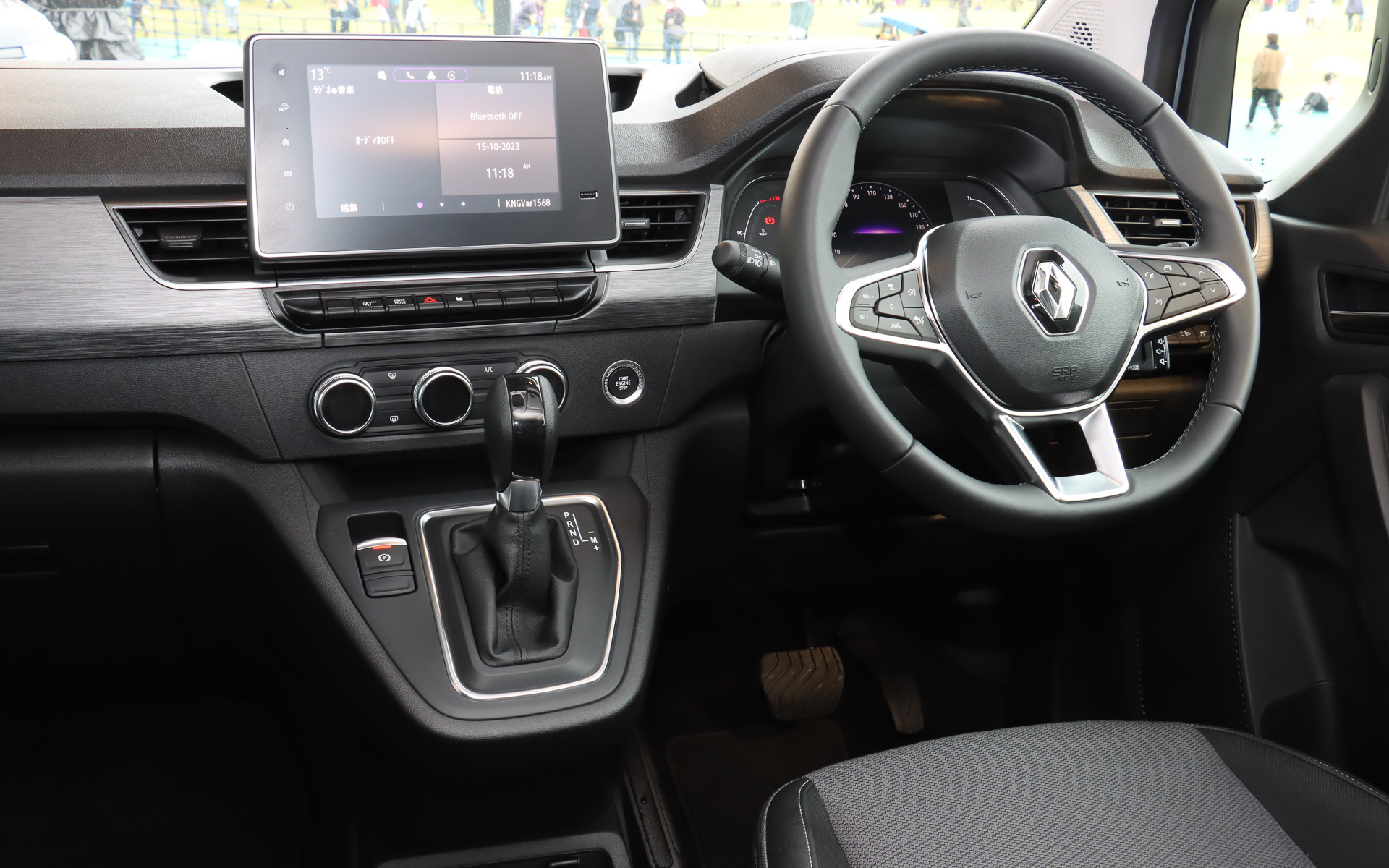 インテリアでは通常はカングーに設定されていない「スマートフォンワイヤレスチャージャー」をセンターコンソール下のトレーに内蔵