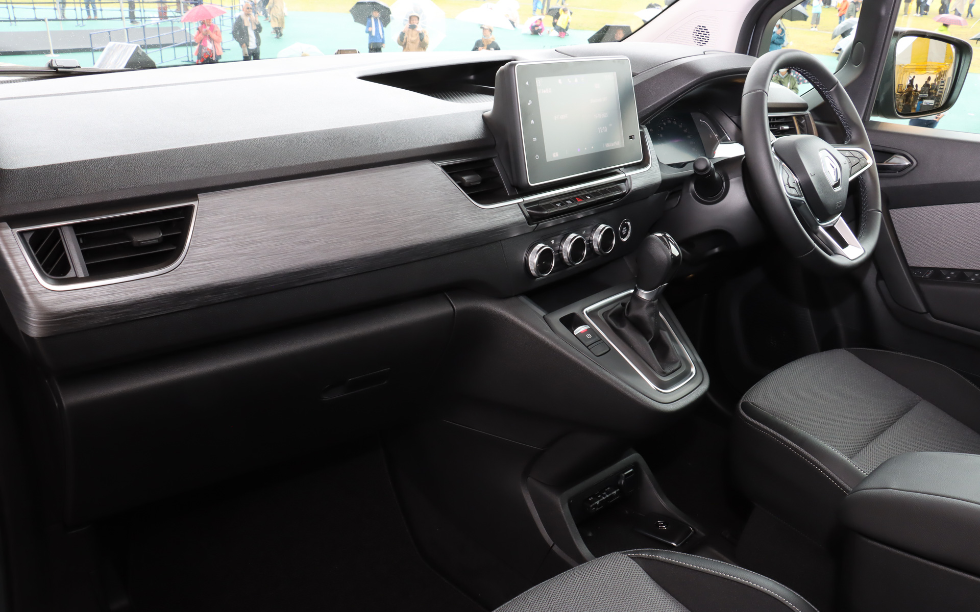 インテリアでは通常はカングーに設定されていない「スマートフォンワイヤレスチャージャー」をセンターコンソール下のトレーに内蔵