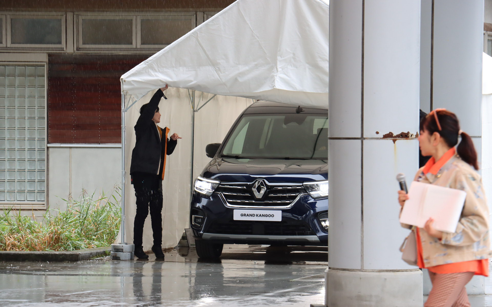 ステージ脇に設営されていたテントからグラン カングーがサプライズ登場