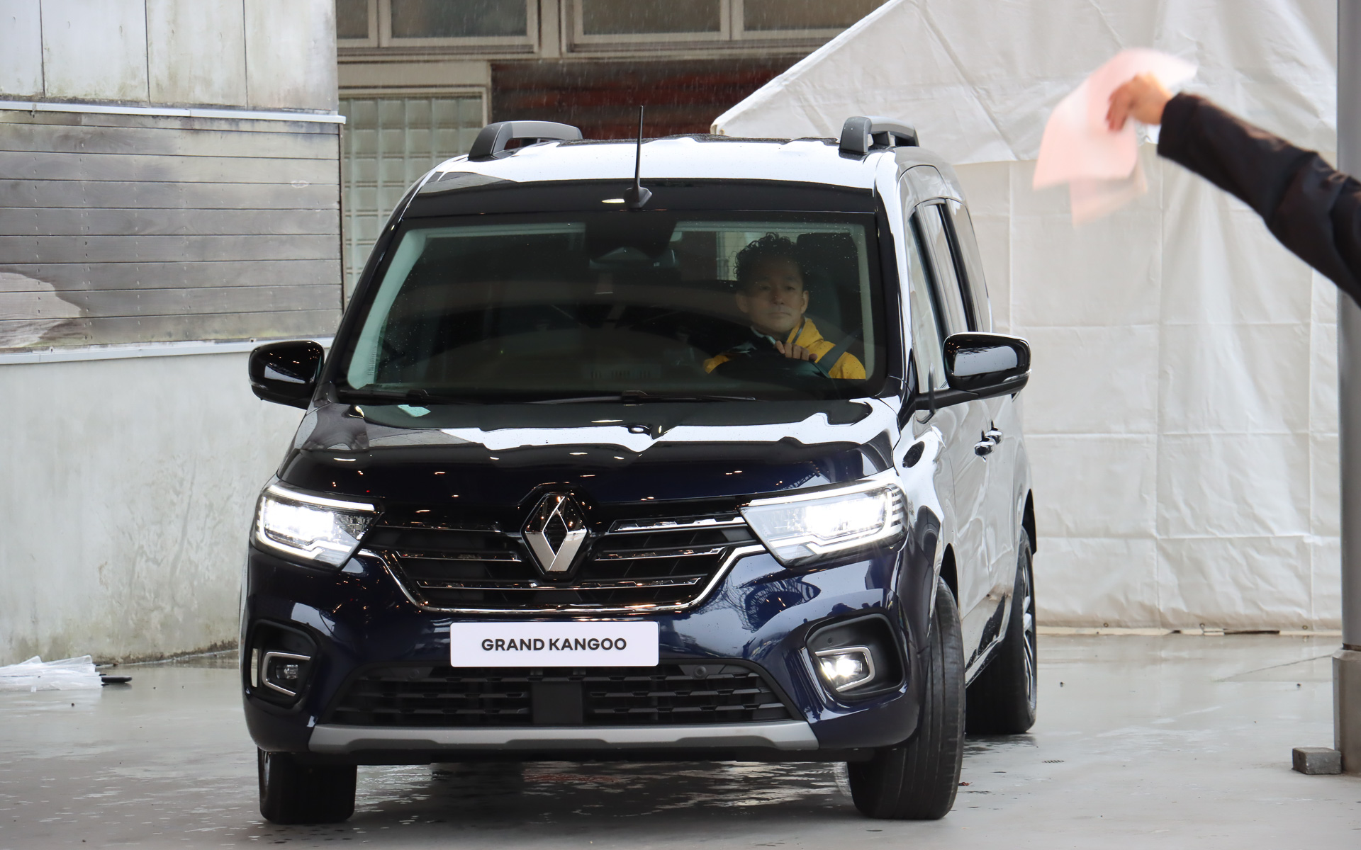 ステージ脇に設営されていたテントからグラン カングーがサプライズ登場