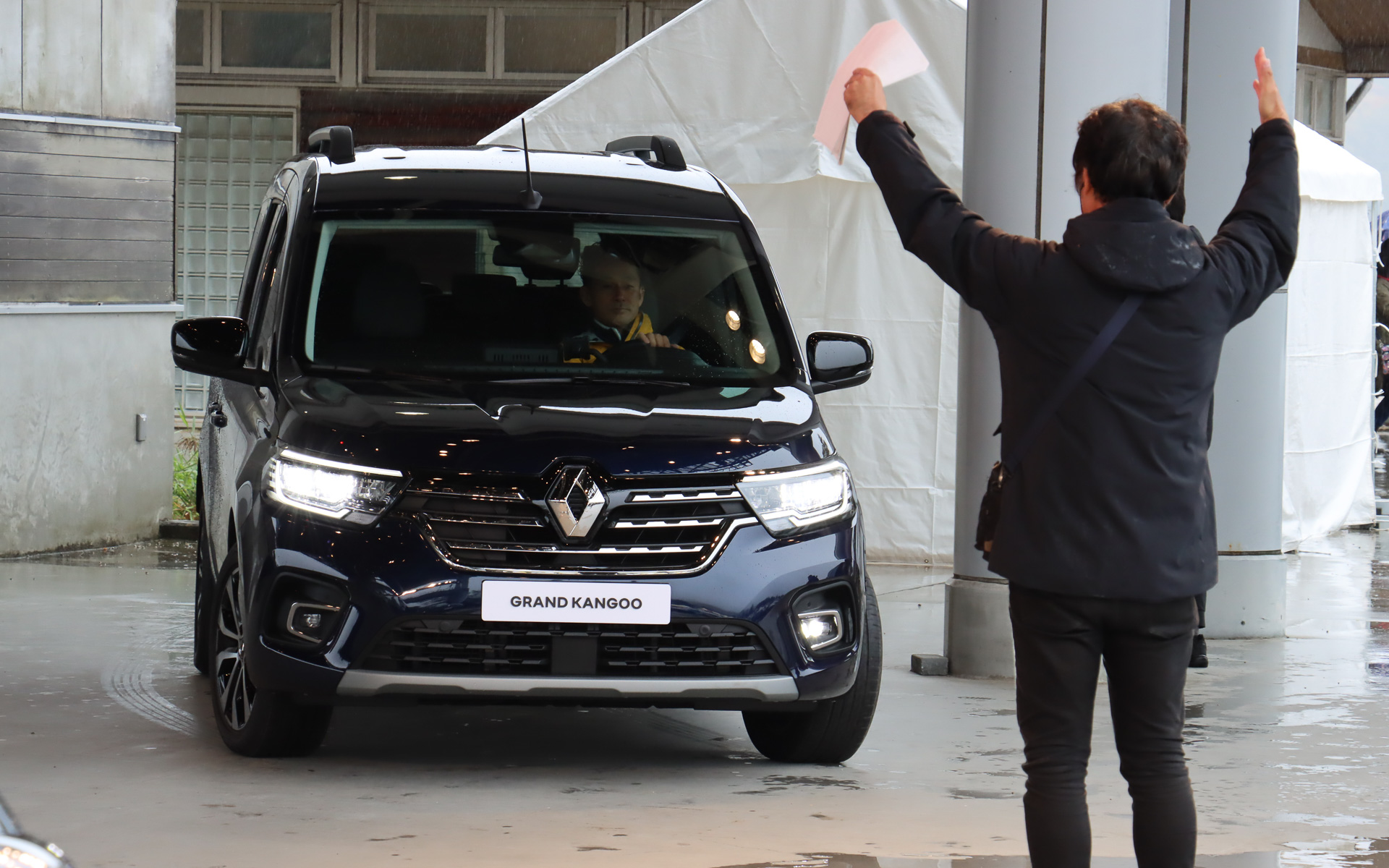 ステージ脇に設営されていたテントからグラン カングーがサプライズ登場