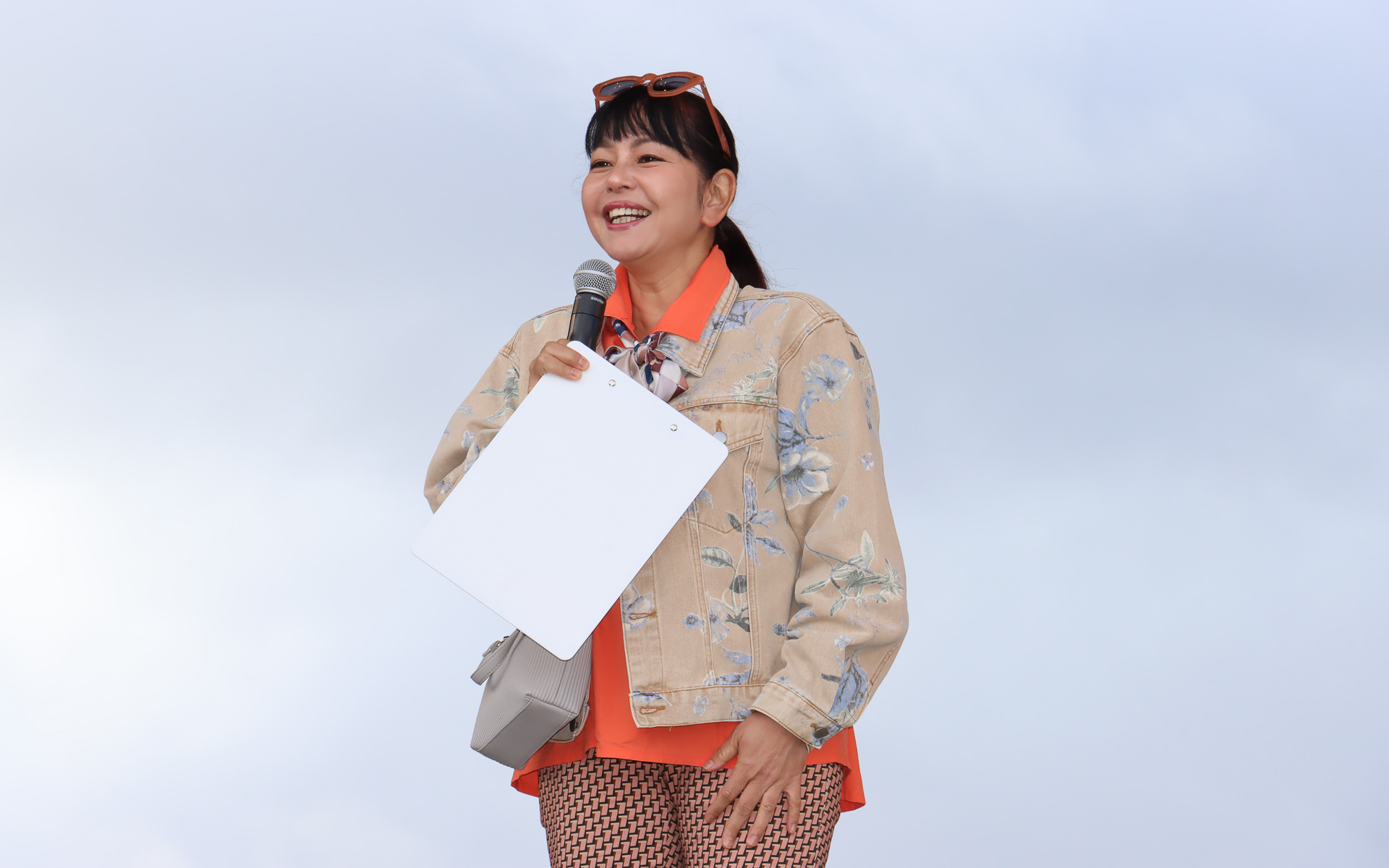 モータージャーナリストの竹岡圭氏（上段）とお笑いトリオ・安田大サーカスの安田団長（下段）の2人がステージイベントの司会を担当