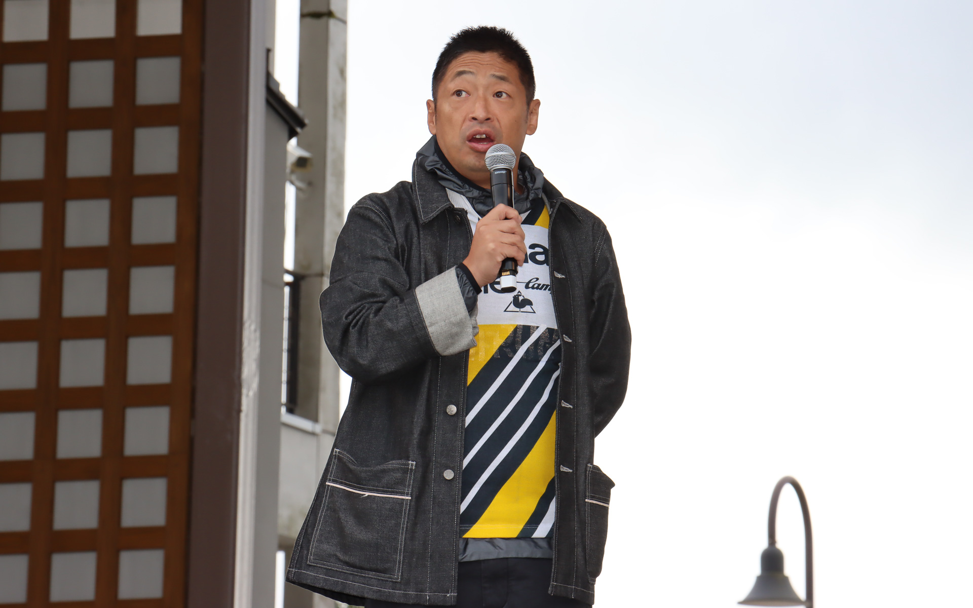 モータージャーナリストの竹岡圭氏（上段）とお笑いトリオ・安田大サーカスの安田団長（下段）の2人がステージイベントの司会を担当