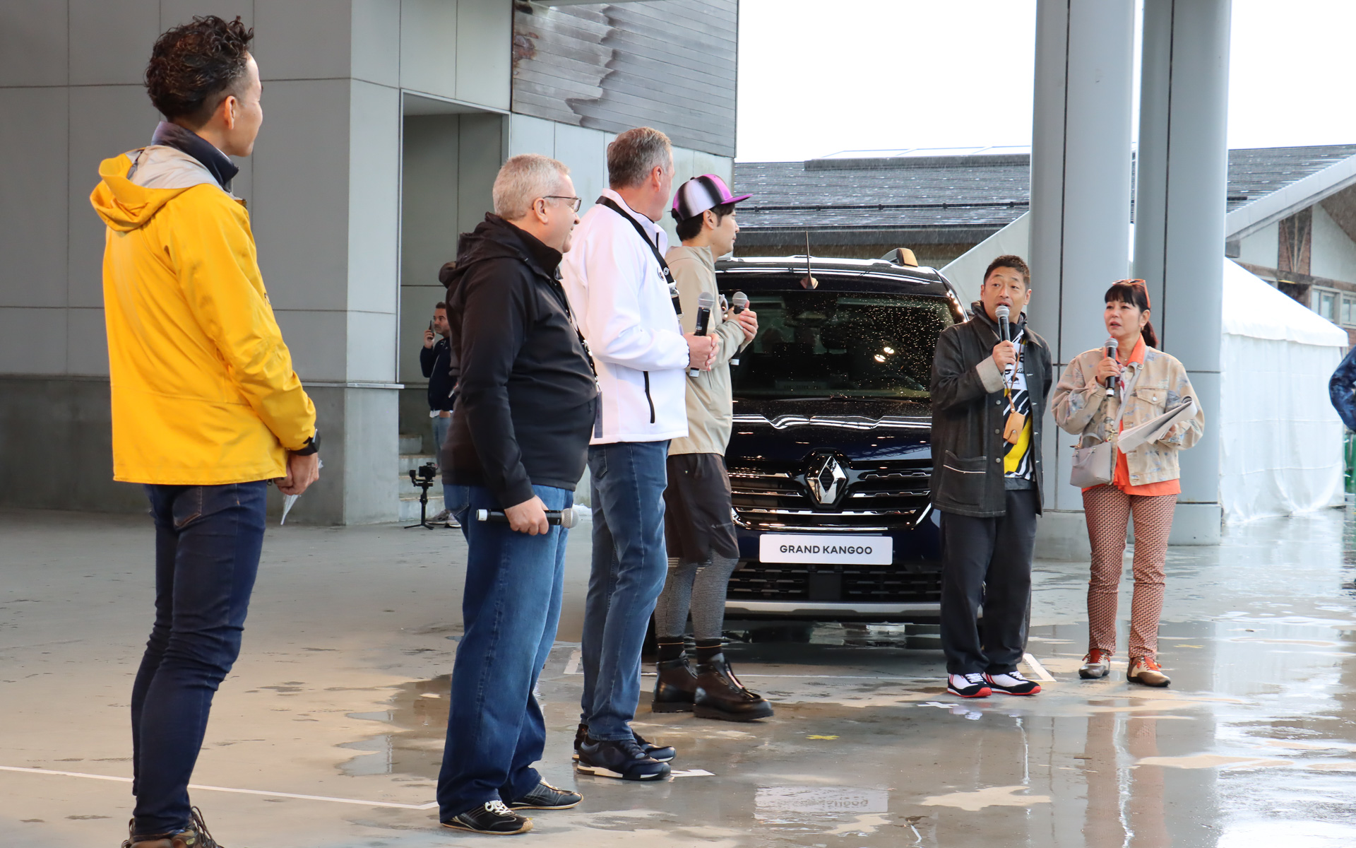 安田団長とレーヴ上席副社長のやり取りで、MT仕様のグラン カングー日本導入が決定（!?）