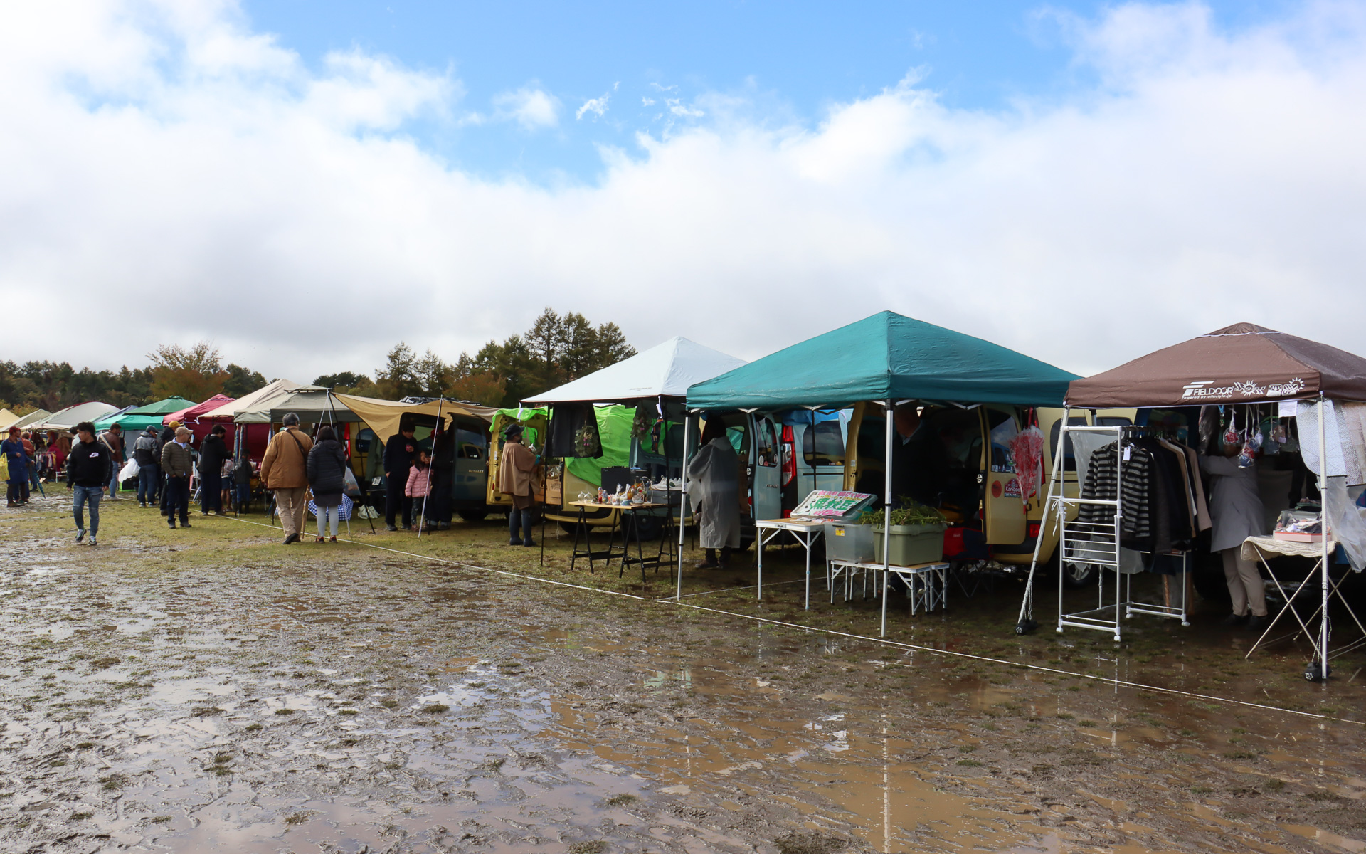 前日から降り続いた大雨で足下がぬかるむ厳しい状況ながら、それぞれテントやタープを使って自作のアパレル製品や鉢植えなどを販売していた