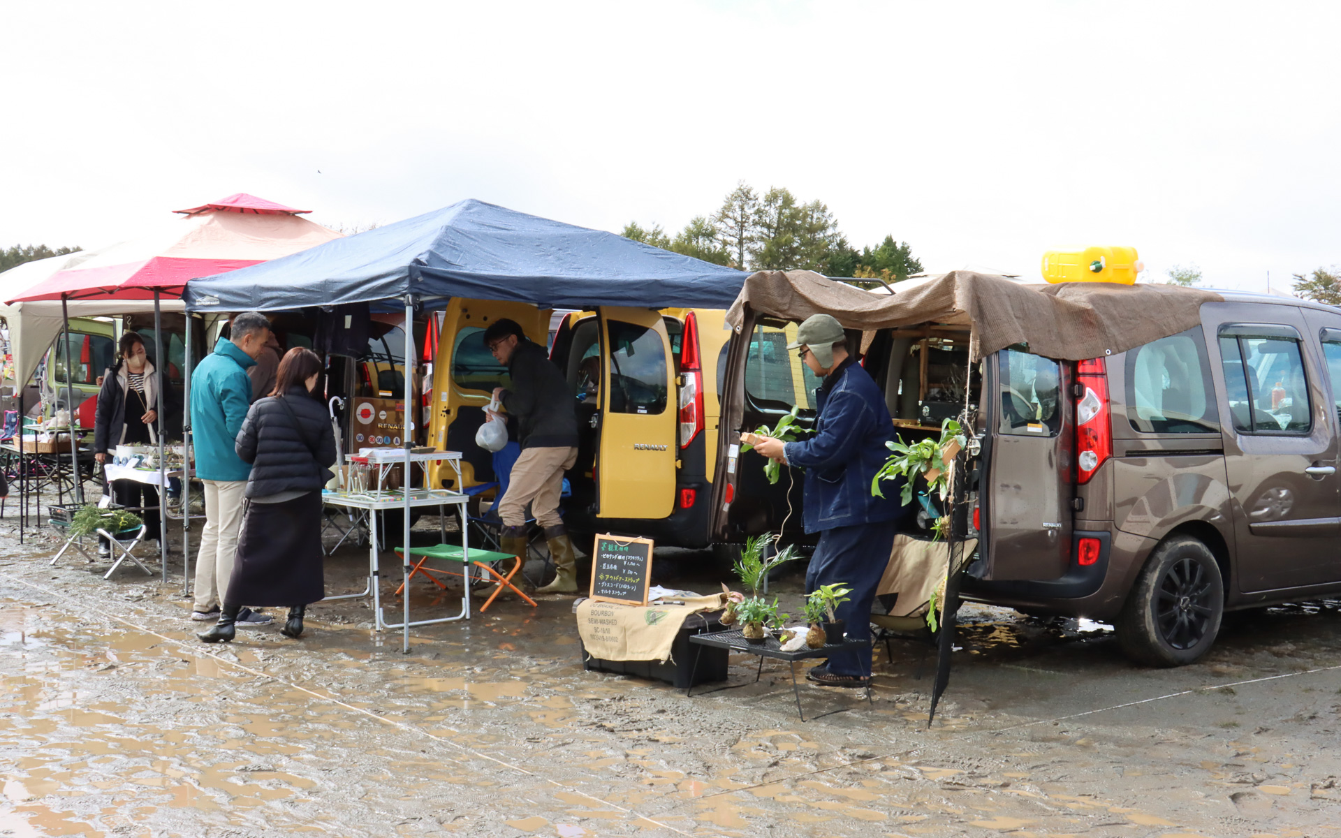 前日から降り続いた大雨で足下がぬかるむ厳しい状況ながら、それぞれテントやタープを使って自作のアパレル製品や鉢植えなどを販売していた