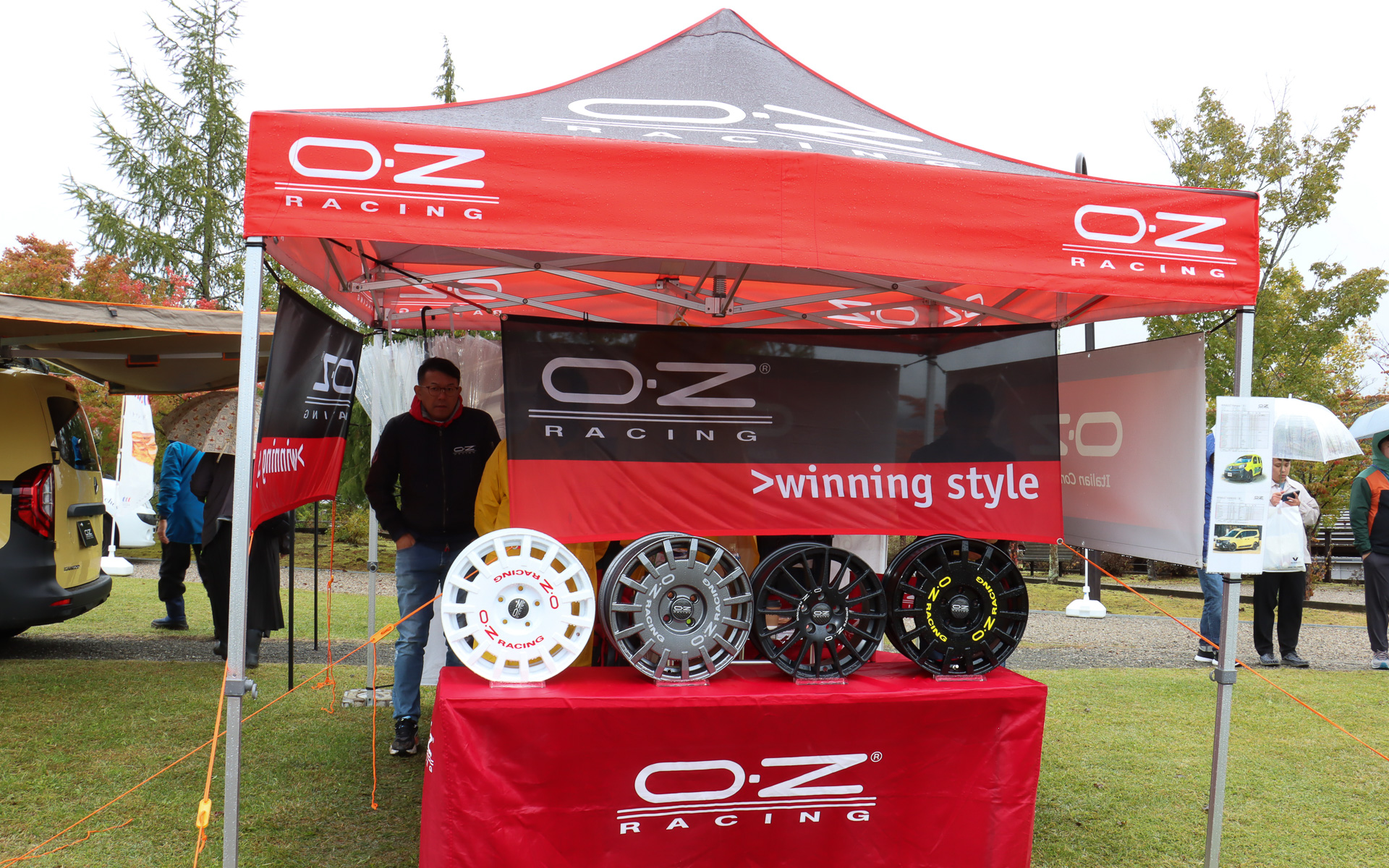 製品を装着したデモカーも展示したOZ Racingブース