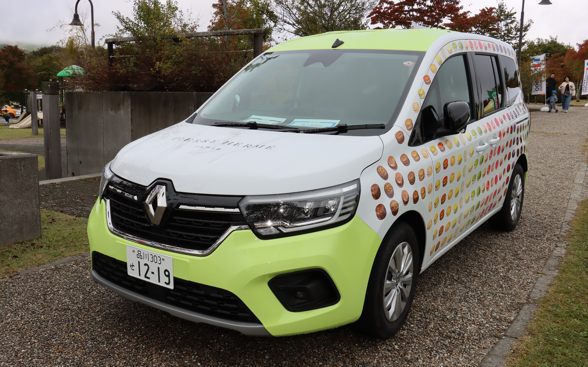 ピエール・エルメ・パリ ジャポンに寄贈された“マカロンラッピング”のカングーも展示