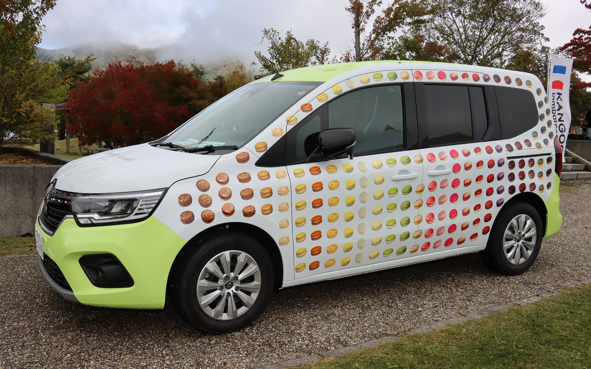 ピエール・エルメ・パリ ジャポンに寄贈された“マカロンラッピング”のカングーも展示