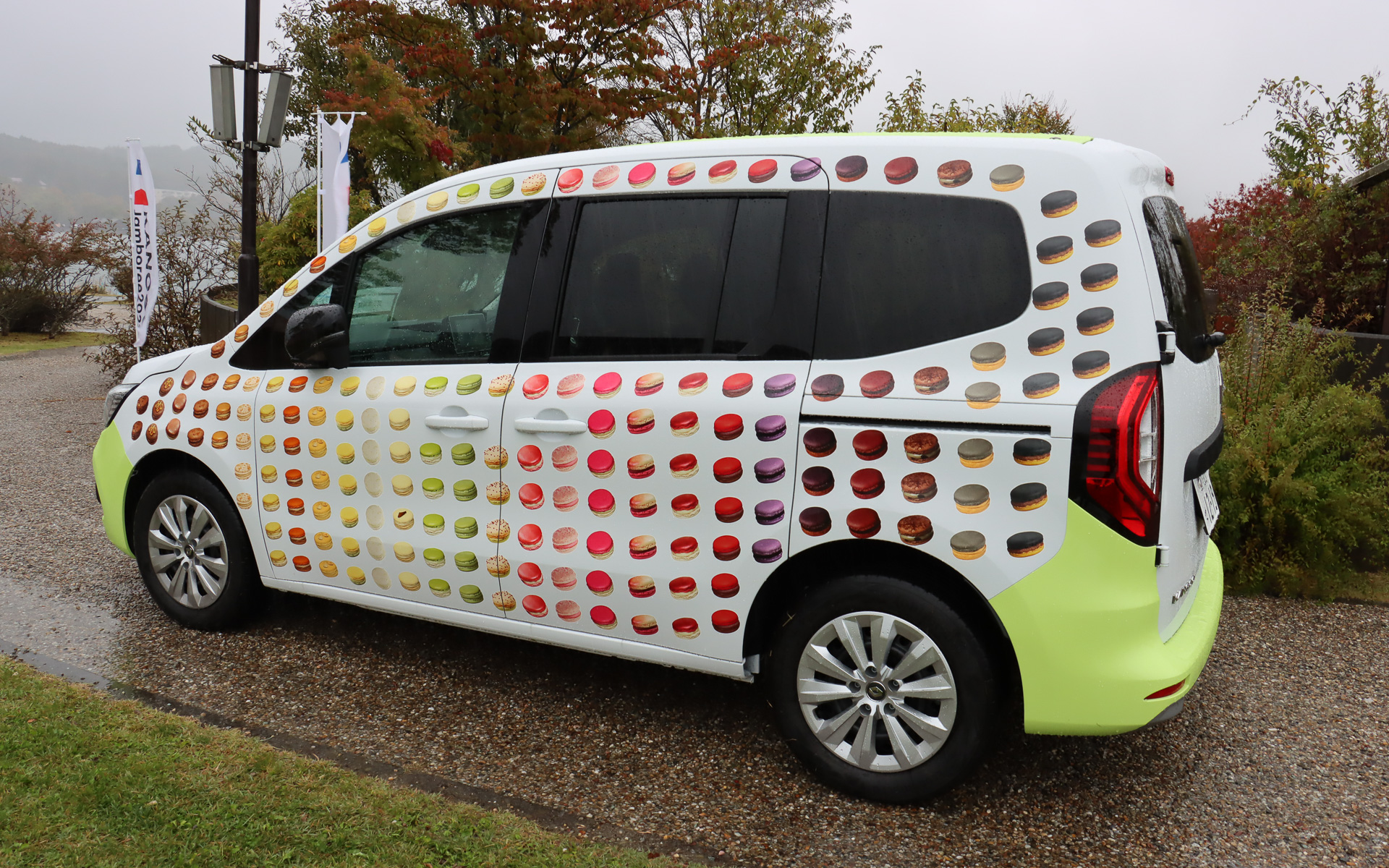 ピエール・エルメ・パリ ジャポンに寄贈された“マカロンラッピング”のカングーも展示