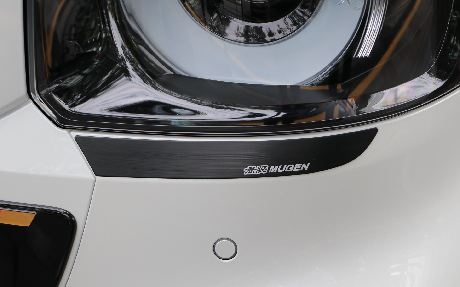 ヘッドライト下方にアクセントを加え、フロントマスクの精悍さを際立たせるロアアイラインデカール。カラーはプラチナホワイト・パール、クリスタルブラック･パールの2色を設定。価格はいずれも左右セットで5500円