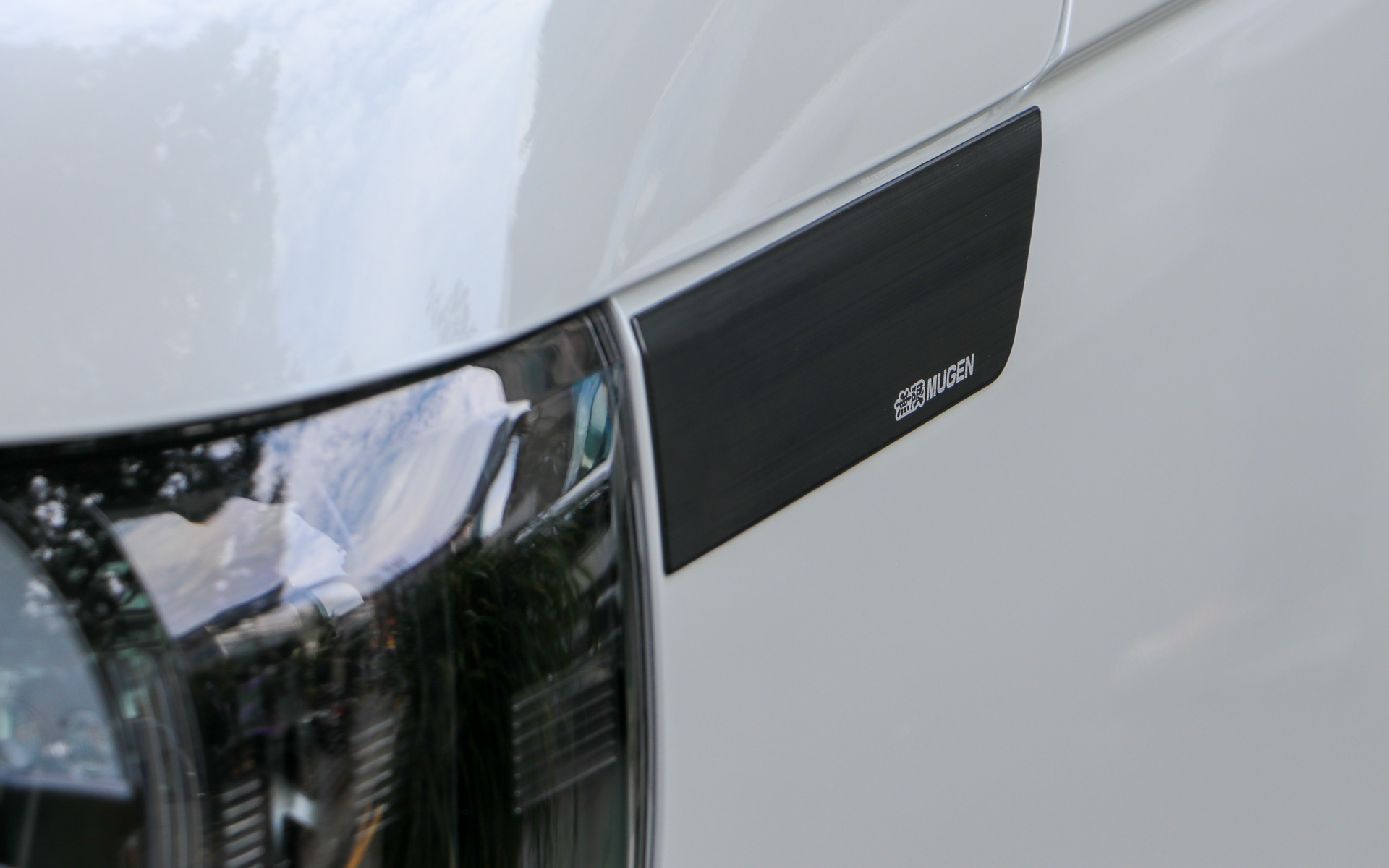 サイドビューにワンポイントでアクセントを加え、サイドビューの個性を際立たせるフェンダーデカール。カラーはプラチナホワイト・パール、クリスタルブラック･パールの2色を設定。価格はいずれも左右セットで5500円