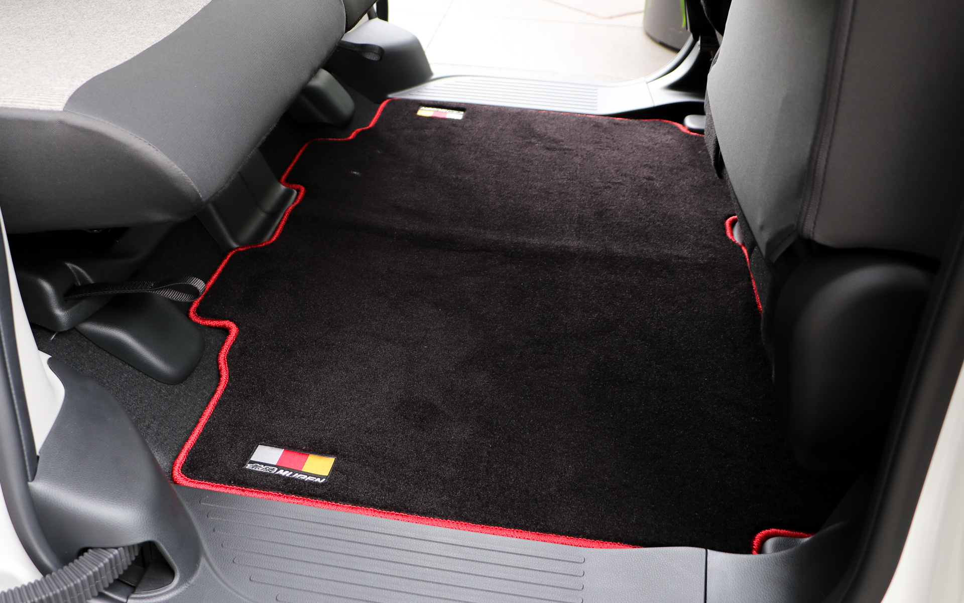 表地は耐久性に優れたナイロン素材で、裏地にはフロアとマットのズレや滑りを防ぐ合成ゴム素材（SBS）を採用し、運転席のマットには摩耗を防止するヒールパッドを装備。フロント・リア計4か所に無限ロゴ刺繍エンブレムがあしらわれる