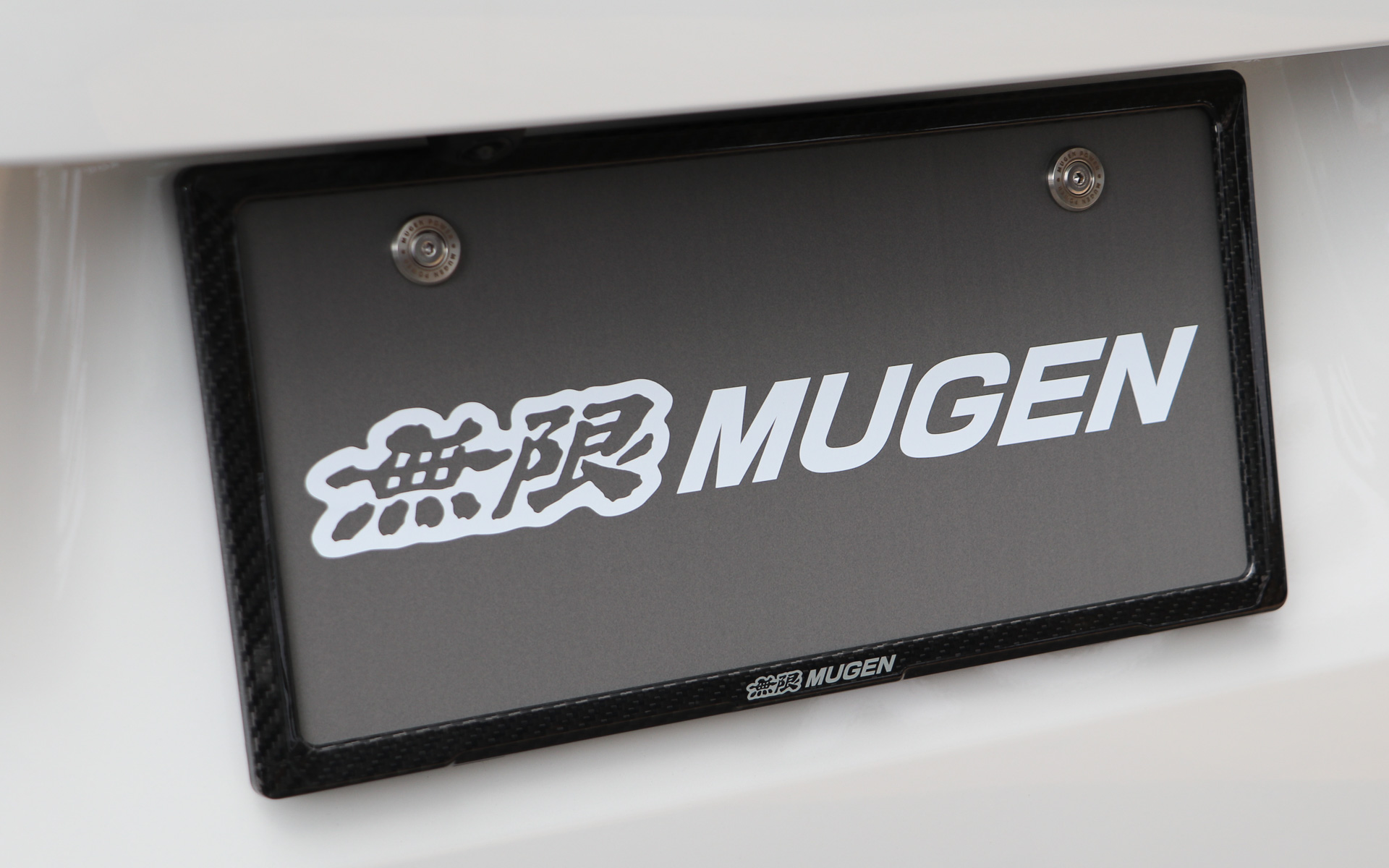 ドライカーボン製の「カーボンナンバープレートガーニッシュ」は、フロント用、リア用があり各2万2000円