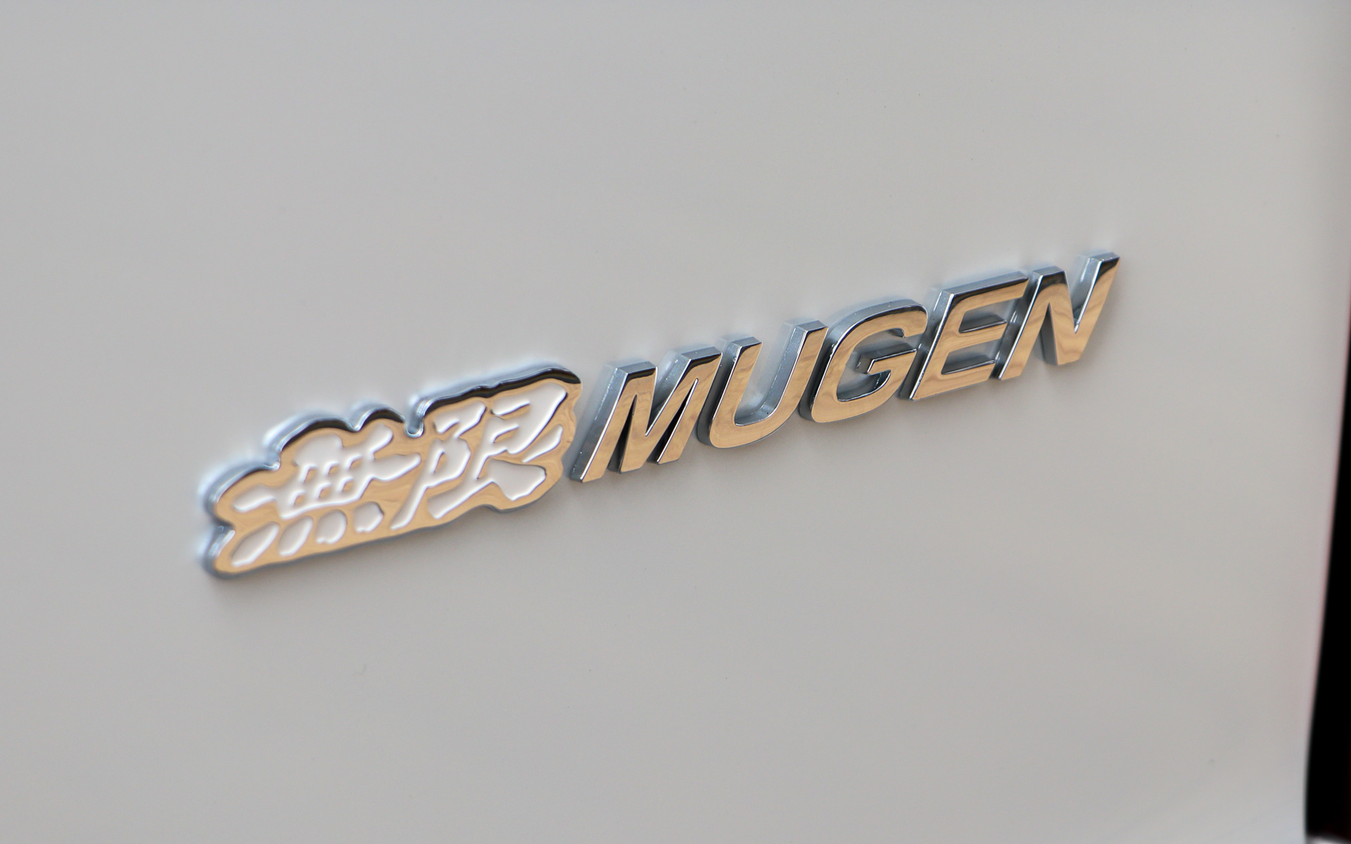 クロームメッキ仕上げの「無限メタルロゴエンブレム」は、クロームメッキ/ホワイトとクロームメッキ/ブラックがあり、いずれも7480円