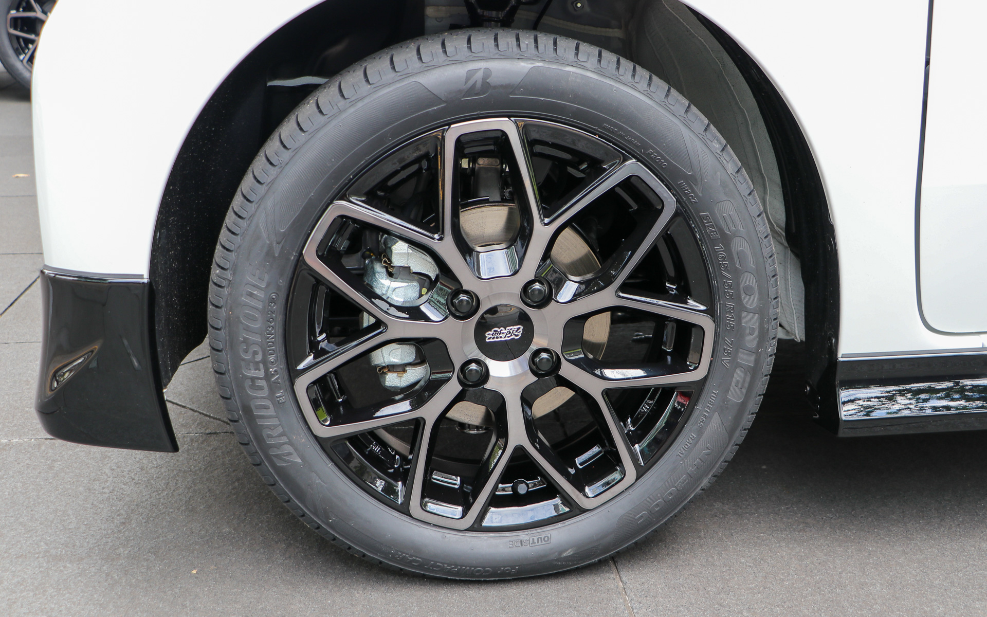 7本スポークを基調にシャープな造形で構成されたメッシュ形状で力強さとスポーティさを両立したアルミホイール「MDY」に、新色の「ブラッククリアミラーフェイス」を追加。価格は1本3万1900円。ほかに「フラットブラックミラーフェイス」「ダークガンメタリック」のカラーを設定