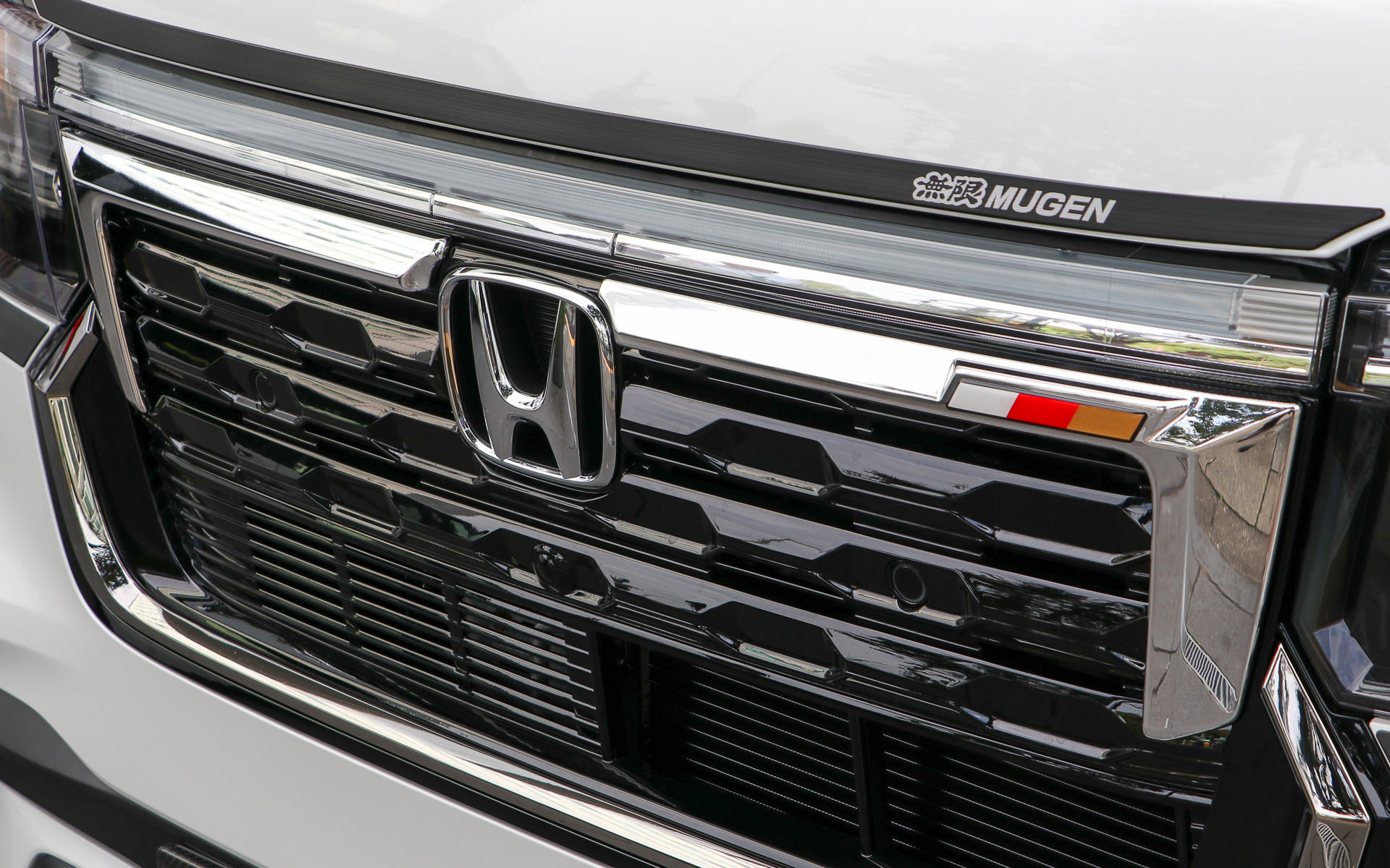 N-BOXカスタム用の「フロントグリルガーニッシュ」は、グリルガーニッシュ本体をメッキ仕上げにすることで、カスタムならではの力強さと高級感を演出。無限トリコロールエンブレムと無限エンブレムを同梱してあり、好きな方を自分で装着できる。価格は4万1800円