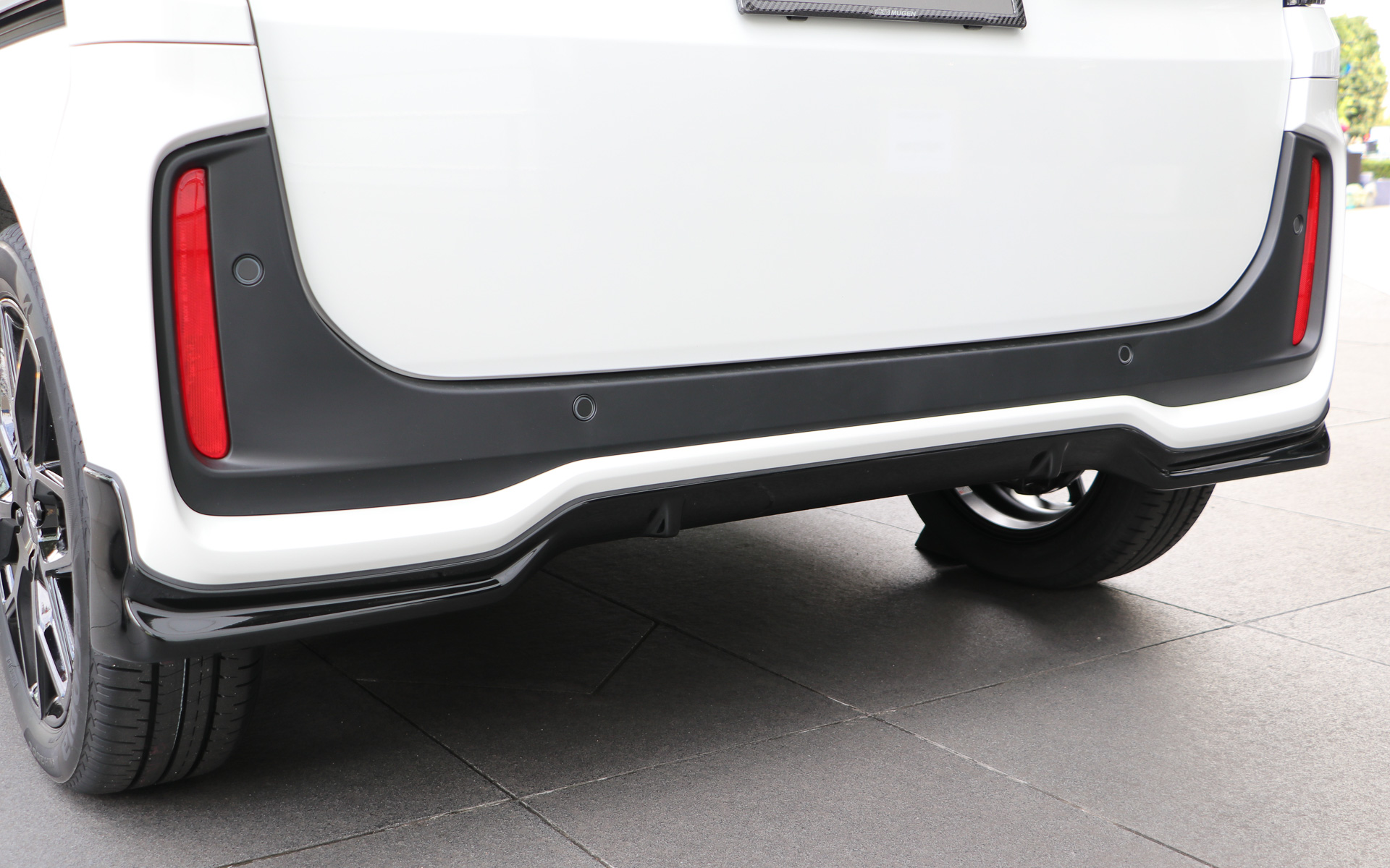 一体感のあるエアロをまとめ上げる「リアアンダースポイラー」は、リアスタイルにスポーティな印象をもたらすディフューザー形状を採用。価格はカラード3色（プラチナホワイト・パール、プレミアムサンライトホワイト・パール、クリスタルブラック・パール）7万7000円、未塗装6万6000円