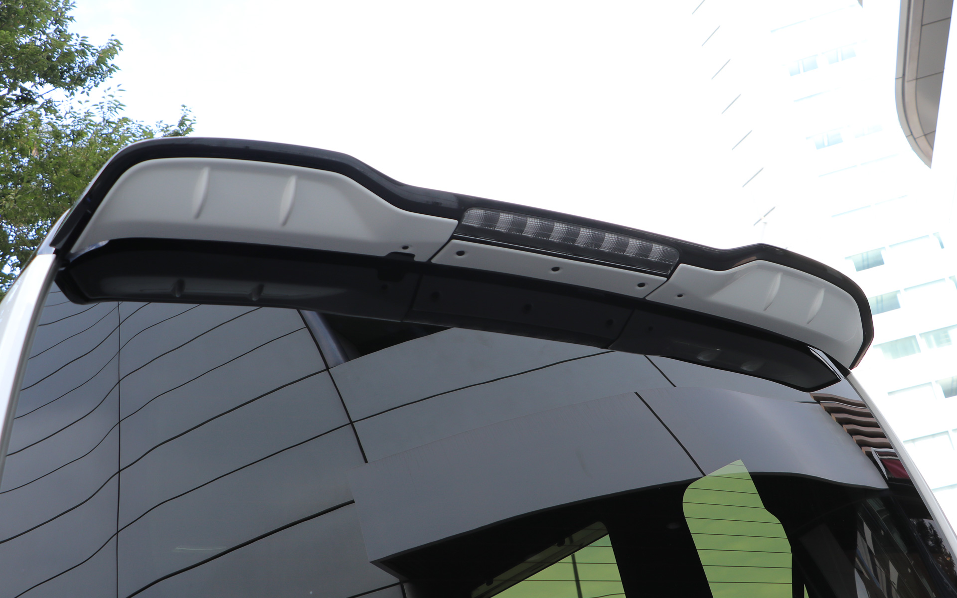 N-BOXカスタムのテールゲートスポイラー下部に装着する「テールゲートスポイラーロアガーニッシュ」は、フィン形状をデザインに採用することで、カスタムのリアビューをよりスポーティに仕立ててくれる。価格はカラード3色（プラチナホワイト・パール、プレミアムサンライトホワイト・パール、クリスタルブラック・パール）4万4000円、未塗装3万3000円