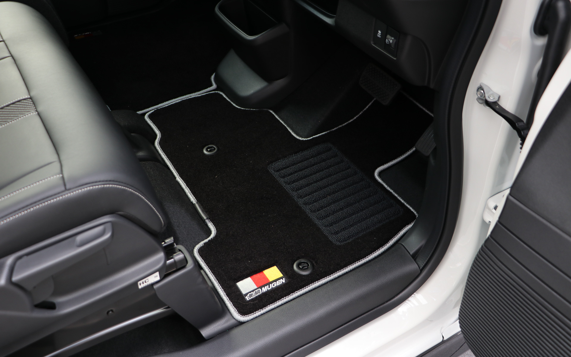 ZR-Vに設定したところ好評だったとのことでN-BOXにも設定したというブラック×シルバー