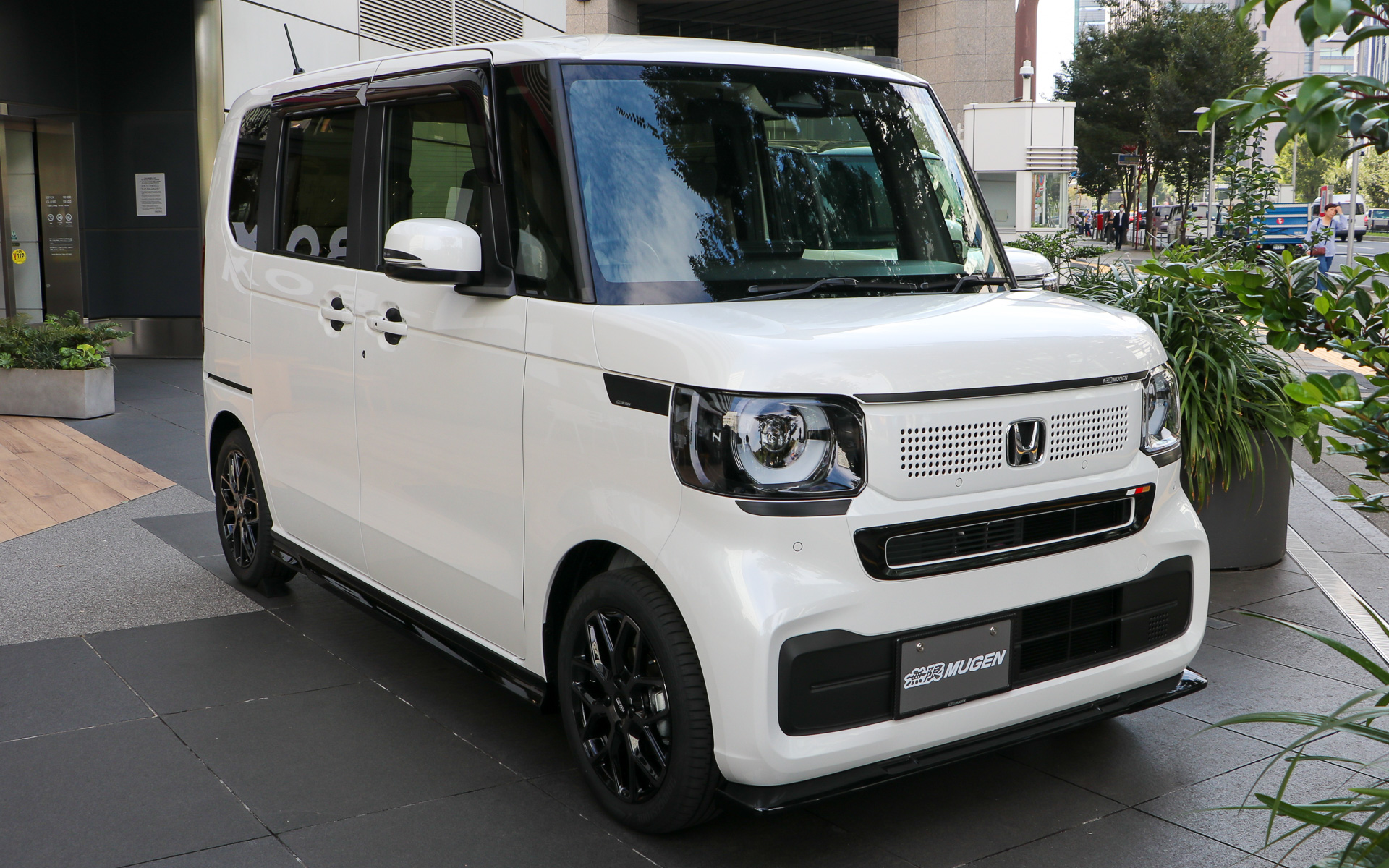 無限パーツを装着した新型「N-BOX」